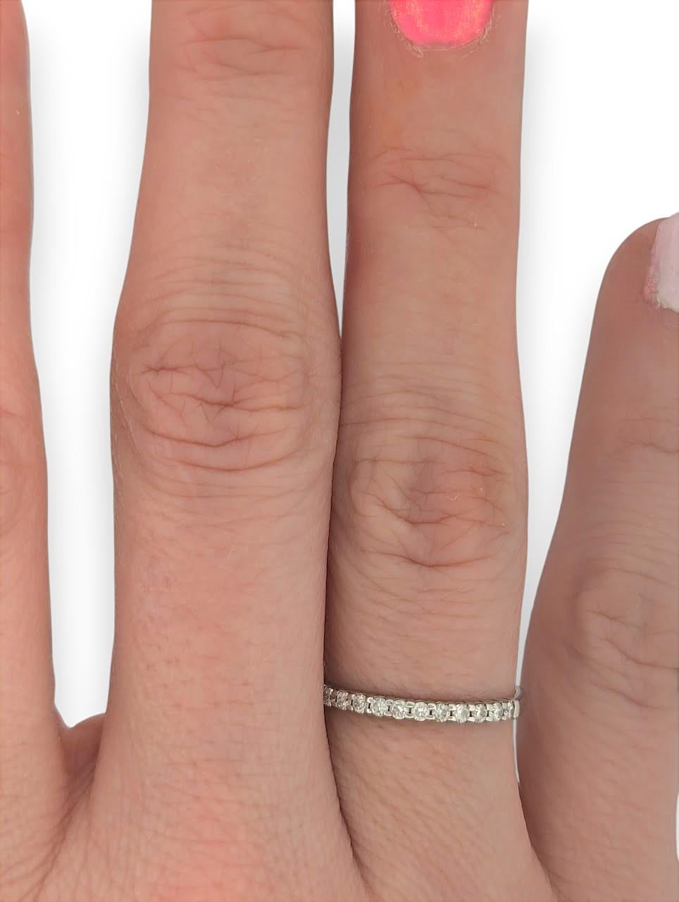 Celebra tus recuerdos más queridos con el Anillo de Diamantes Heather de Oro Blanco de 14k, un anillo de aniversario con 0,45 quilates de peso total de diamantes blancos naturales. Diseñado para captar la esencia del amor eterno, este elegante