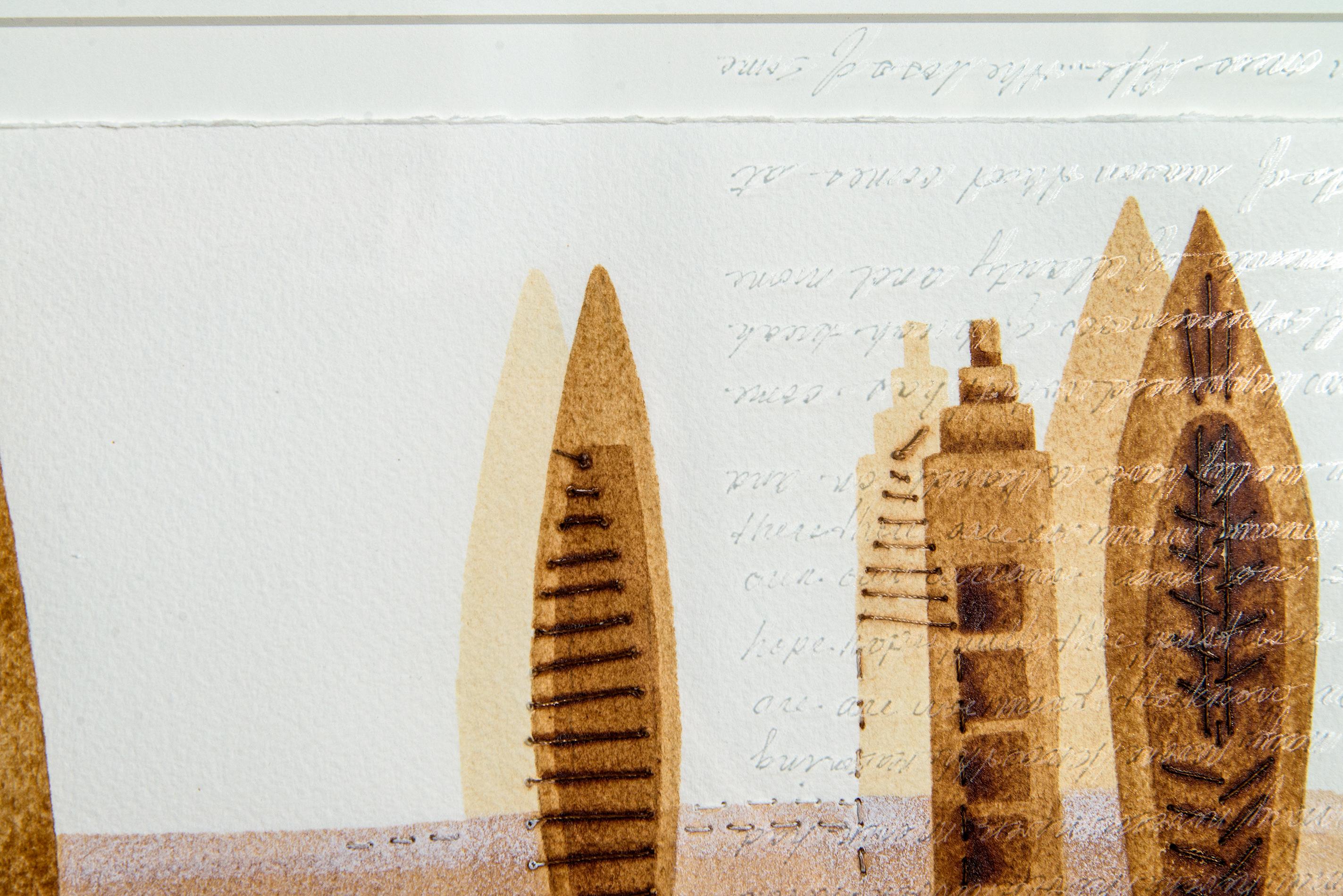 Una vasija de cerámica con una misiva inscrita se instala junto a una obra íntima sobre papel que incluye formas de vasija y texto similares en esta provocadora obra de Heather Allen Hietala. Esta obra de técnica mixta ofrece una narrativa