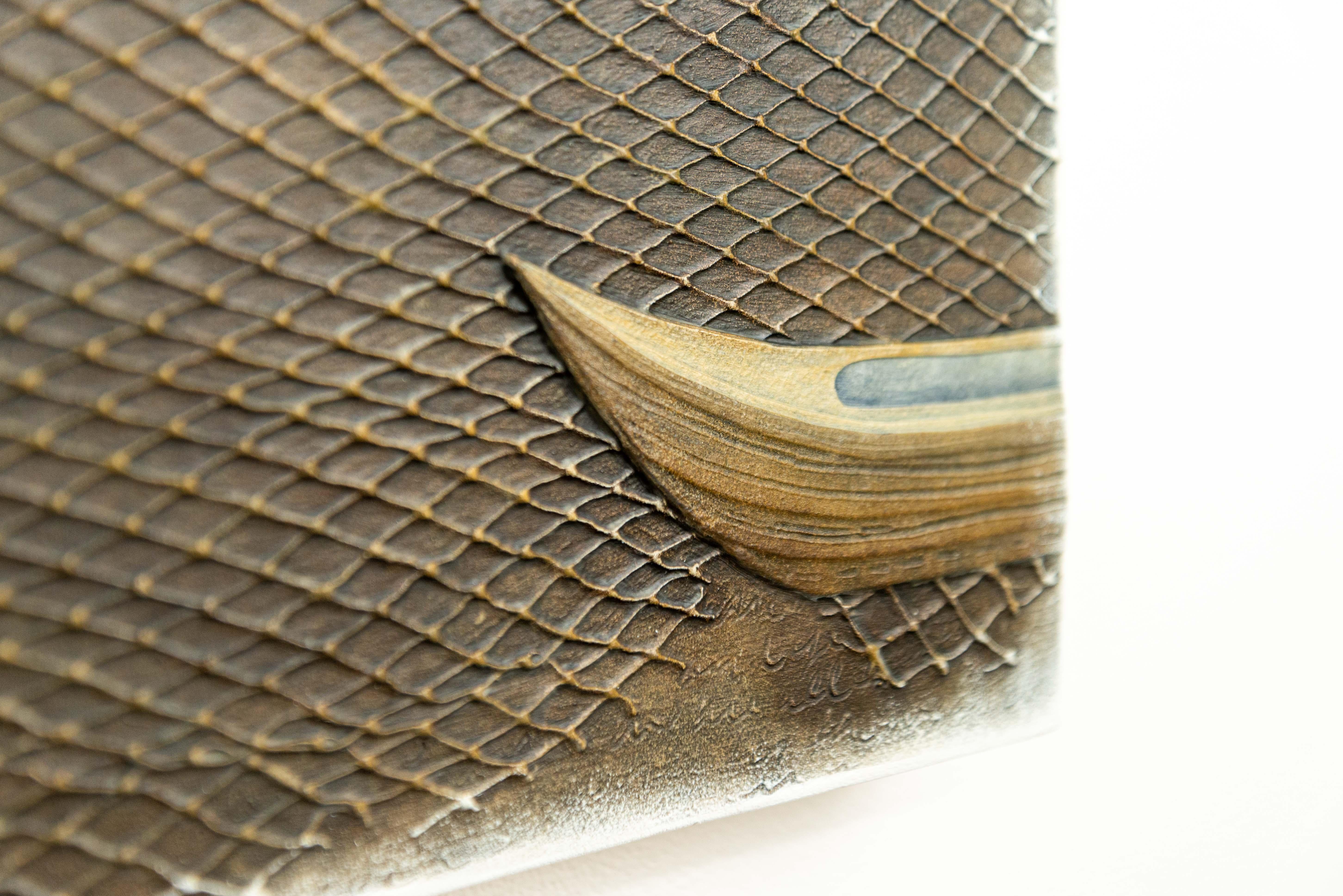 ¡Sencillamente precioso! Tres embarcaciones con forma de canoa parecen atravesar el lienzo en esta reciente serie de enigmáticas obras de Heather Allen Hietala. La paleta de colores terrosos naturales de su composición de acrílico y técnica mixta se