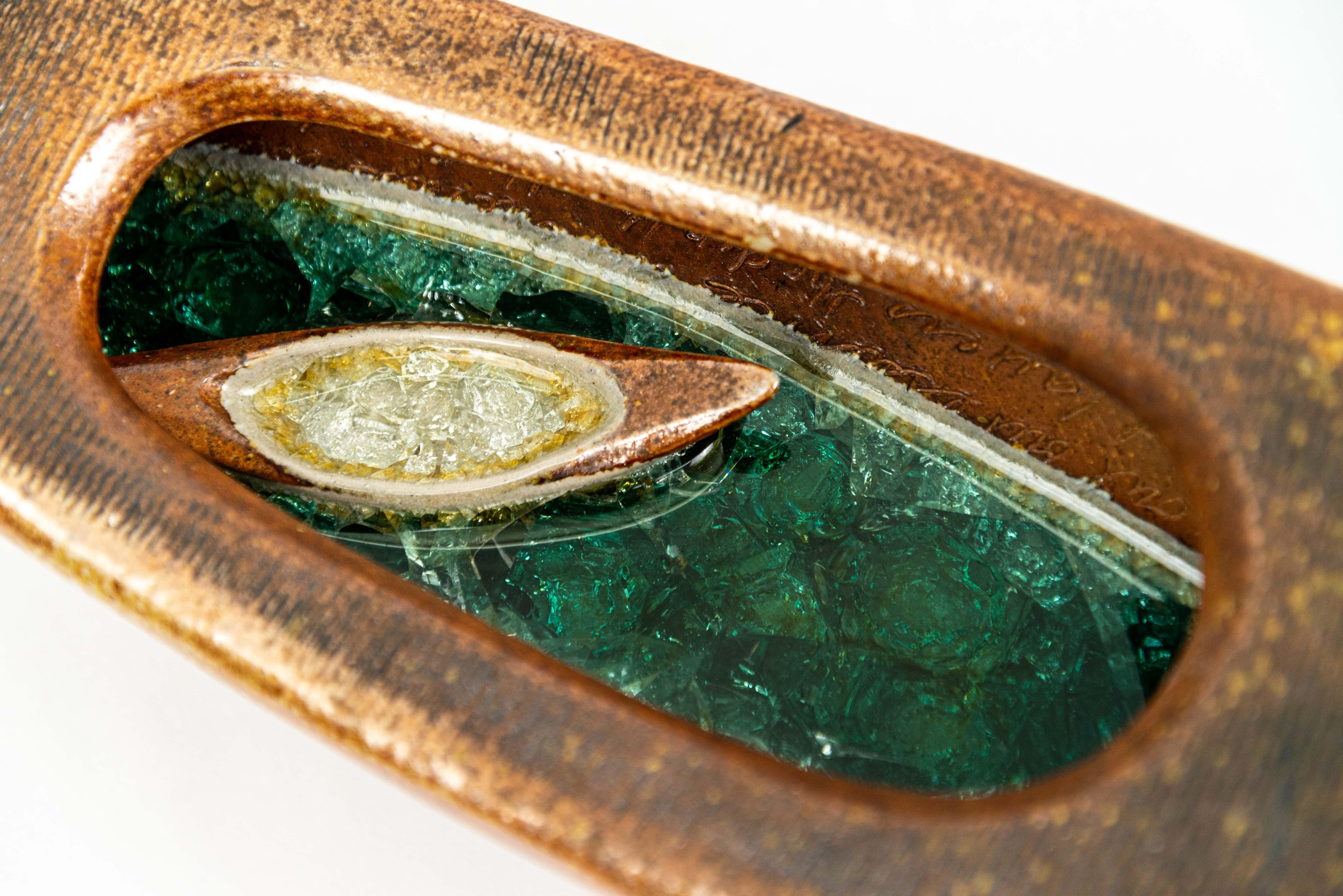 D'une forme, d'une couleur et d'une texture étonnantes, cet objet fait partie d'une nouvelle série de récipients en argile créés par la céramiste américaine Heather Allen &New. Le navire en forme de bateau symbolise le voyage de la vie pour