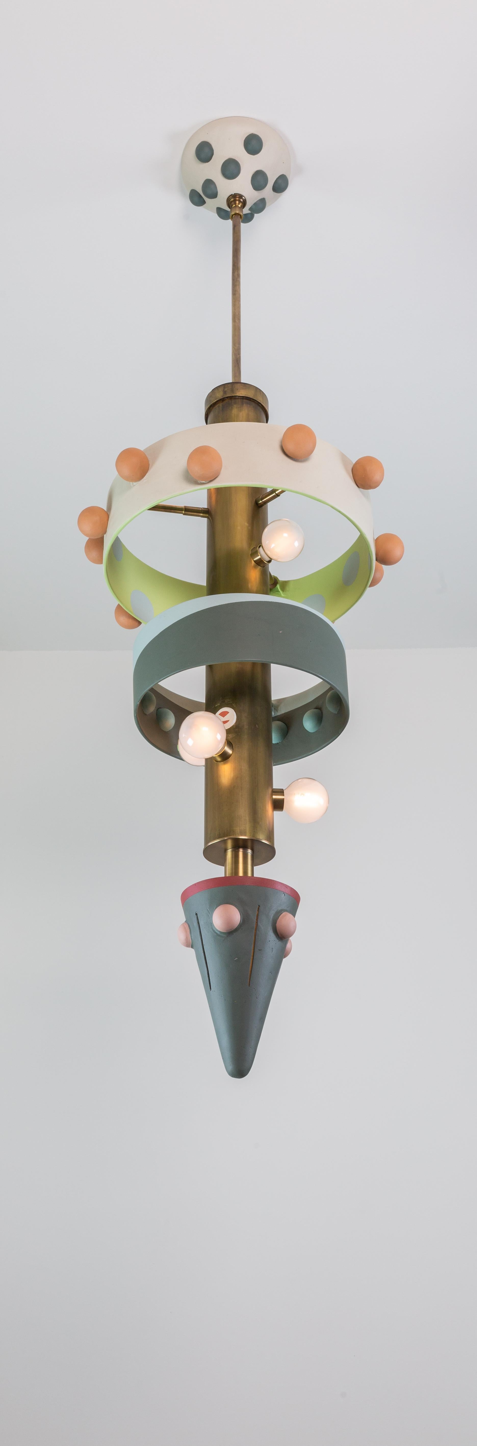 Heather est une lampe à suspension, faisant partie de la collection Posse, un système conçu autour des idées fondamentales de collaboration et de jeu.

Le pendentif a été créé pour donner à le client la liberté de personnaliser sa propre