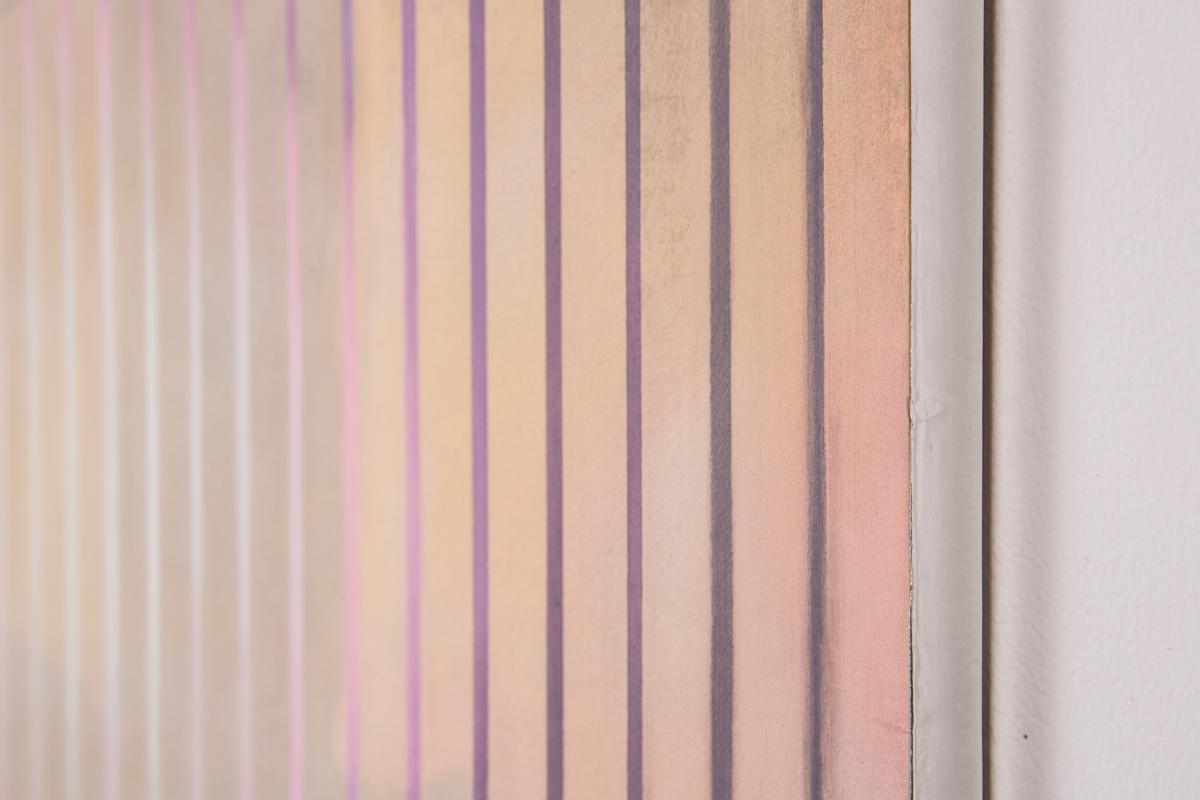 Étude aveugle - Peinture multimédia, couverture nuageuse et bandes violettes longitudinales - Gris Abstract Painting par Heather Hartman