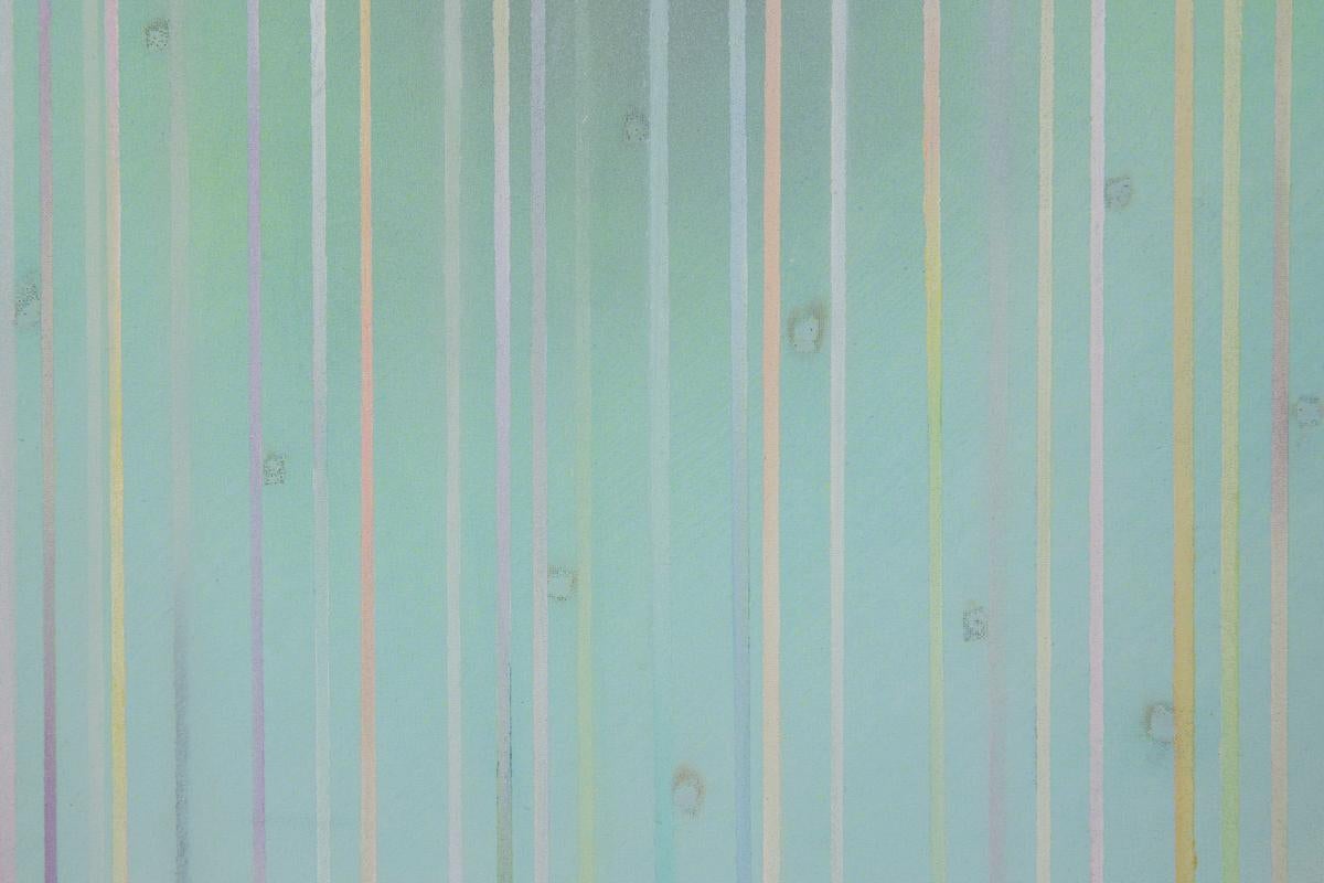Cette pièce nous présente des bandes longitudinales brillantes aux teintes pastel, superposées à une sous-couche bleu-gris brumeuse avec des gouttes de pluie méticuleusement rendues. Le parfum terreux du pétrifiant printanier me vient à l'esprit, et