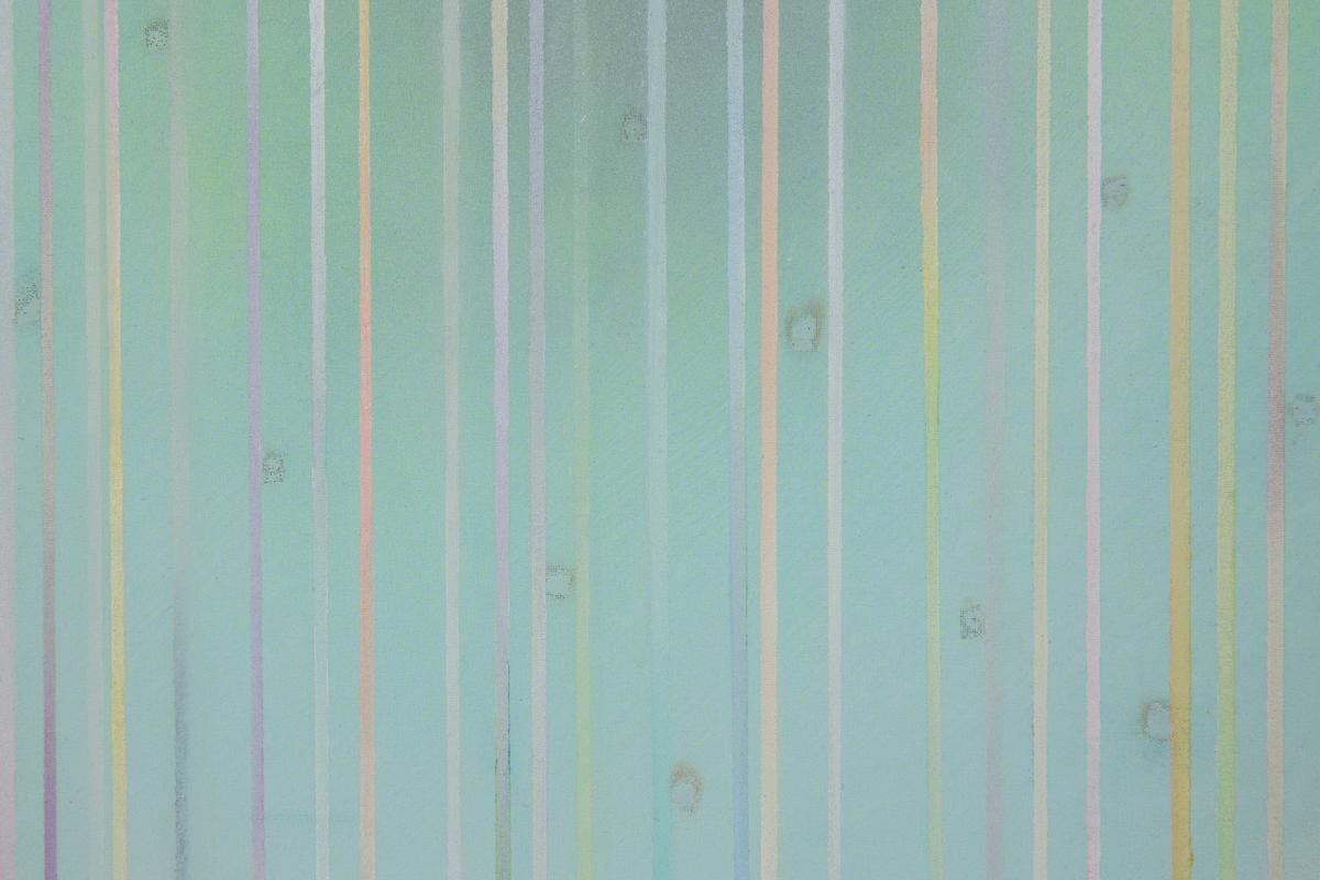 Dieses Werk präsentiert uns glänzende Längsstreifen in Pastelltönen, die sich auf einer nebligen blaugrauen Untermalung mit akribisch wiedergegebenen Regentropfen abzeichnen. Der erdige Duft von Frühlingsblüten kommt einem in den Sinn, und die