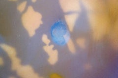 « WHIRL II », peinture abstraite technique mixte représentant la lumière et l'ombre, violette, jaune