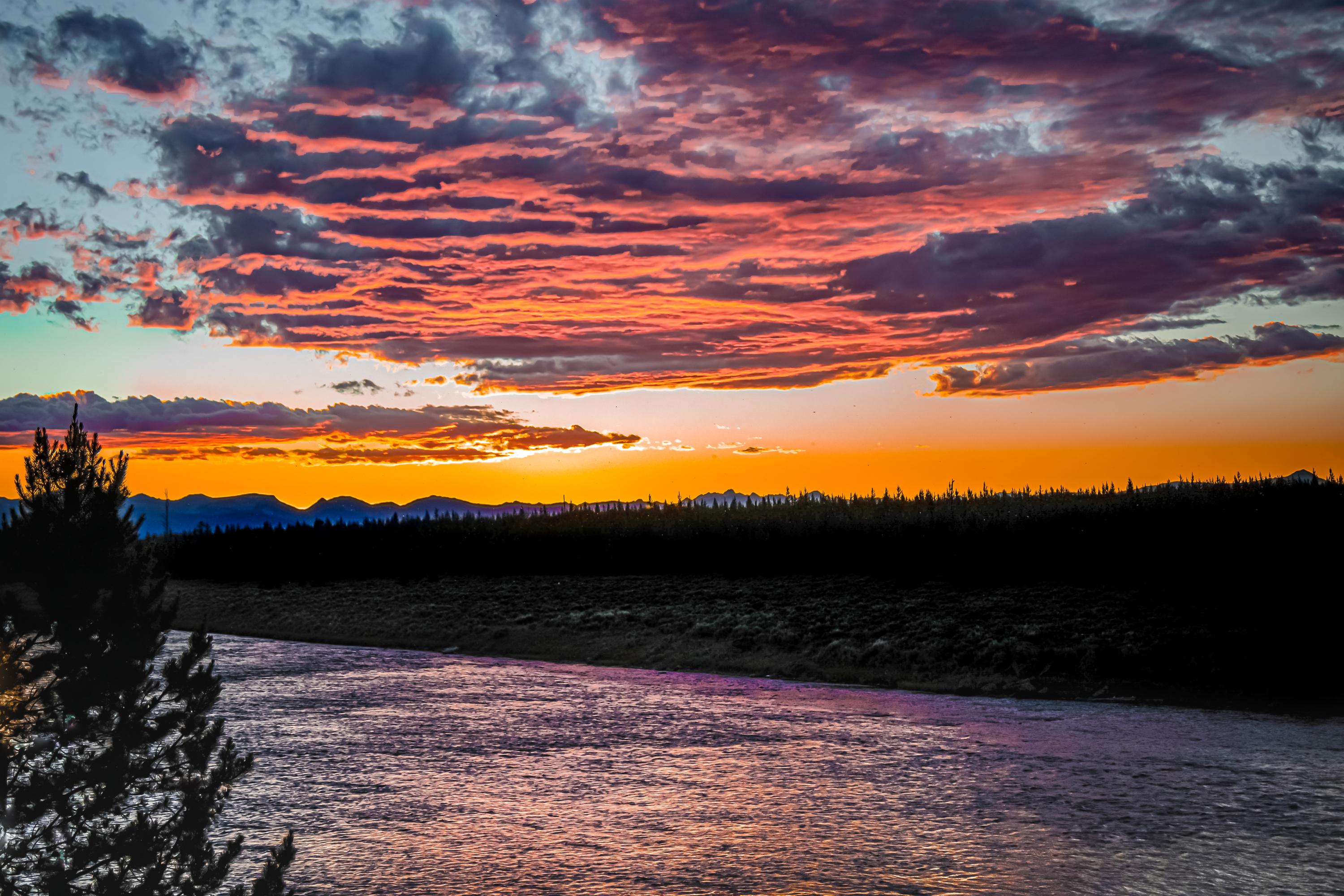 Fuego en el cielo (Puesta de sol en Montana, Rojos ardientes, ~34% DESCUENTO)