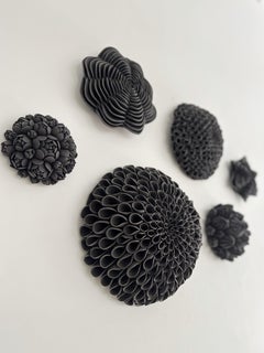 Schwarze Aurelia Zeitgenössische Wandskulptur aus Porzellan Installation