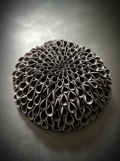 Zeitgenössische Dahlie Wandskulptur aus schwarzem Porzellan