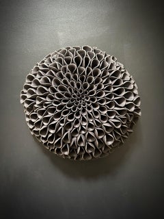 Zeitgenössische Dahlie Wandskulptur aus schwarzem Porzellan
