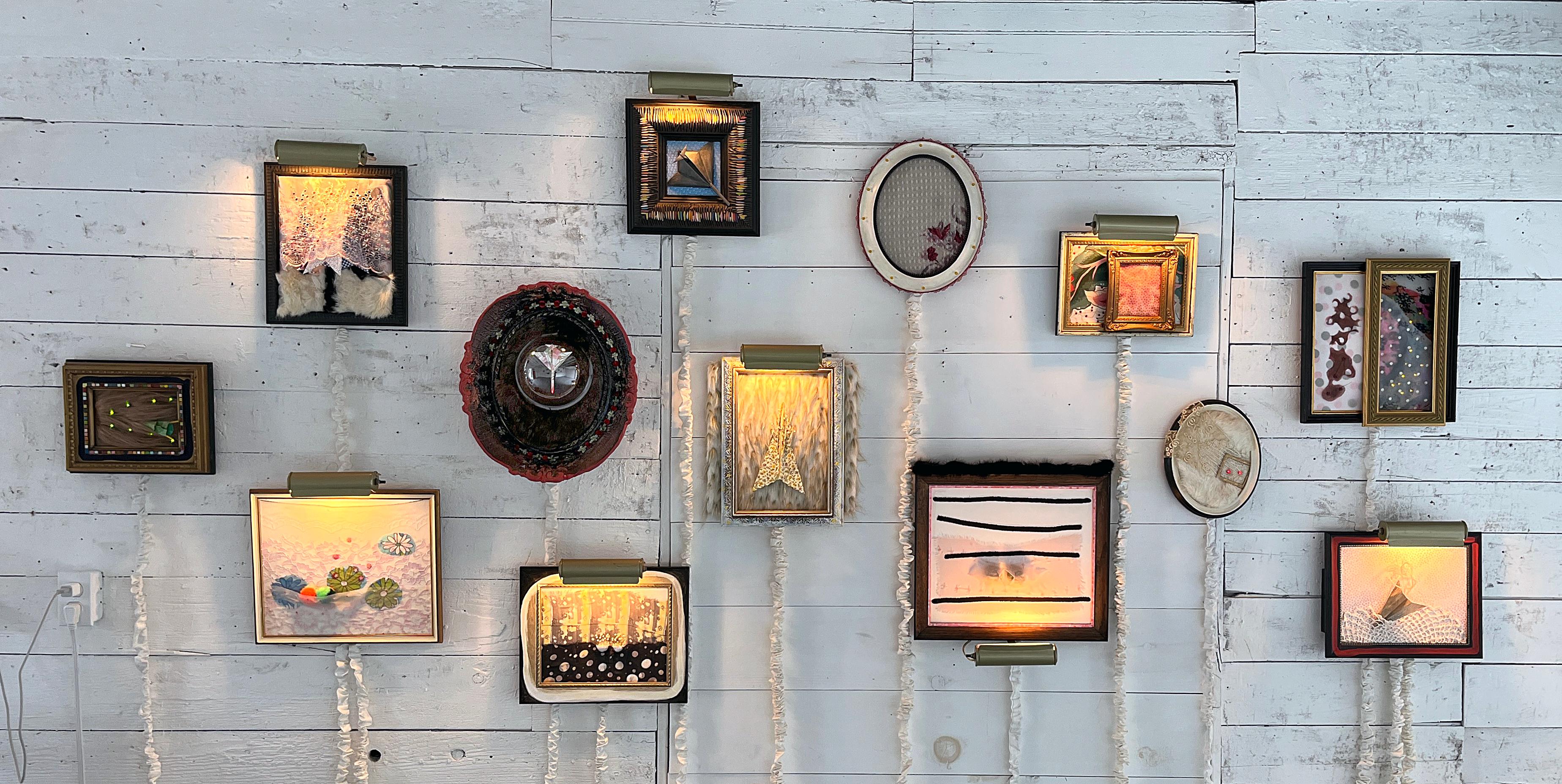 « Salon 13 » est une collection de 13 petites pièces mixtes avec des éclairages électriques