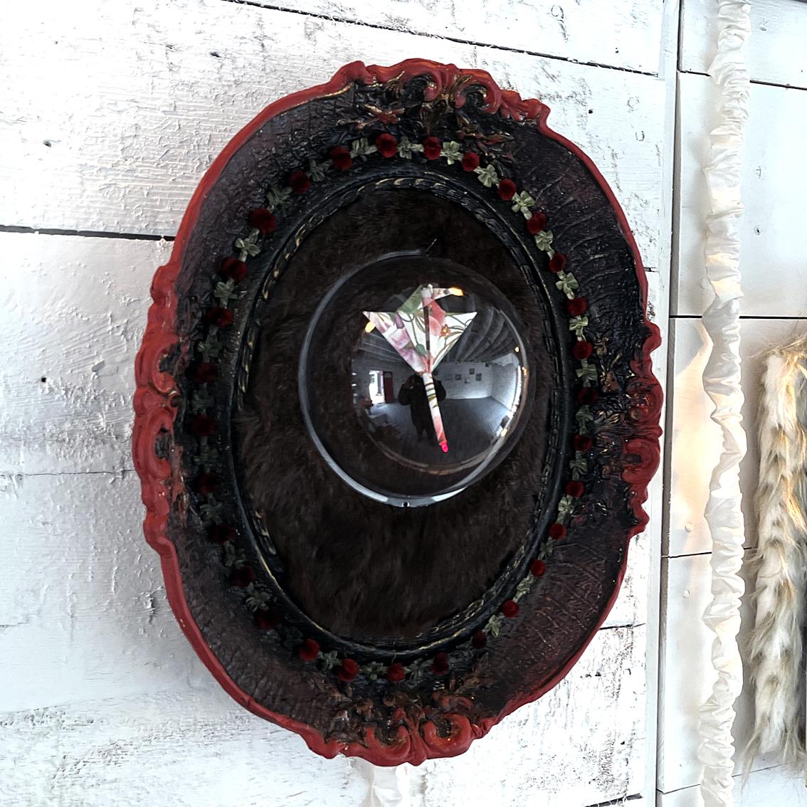 „Specimen 2““, verzierter Rahmen, Pelz, LED-Leuchte, Papier, Kunststoffblase, Besatz (Assemblage), Sculpture, von Heather Nicol