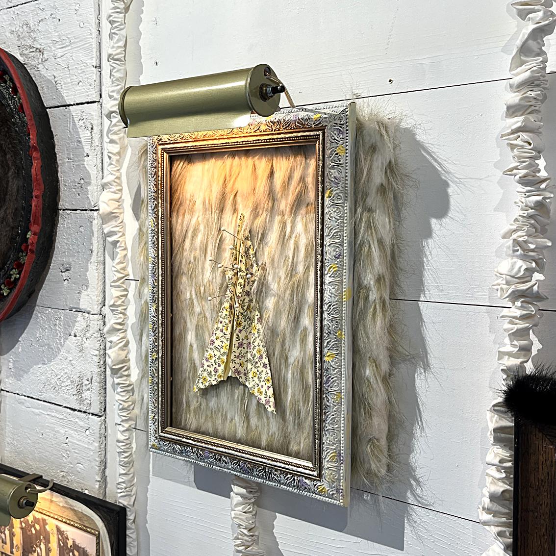 « Specimen », cadre avec lampe électrique, fausse fourrure, papier, épingles, sur carton - Sculpture de Heather Nicol