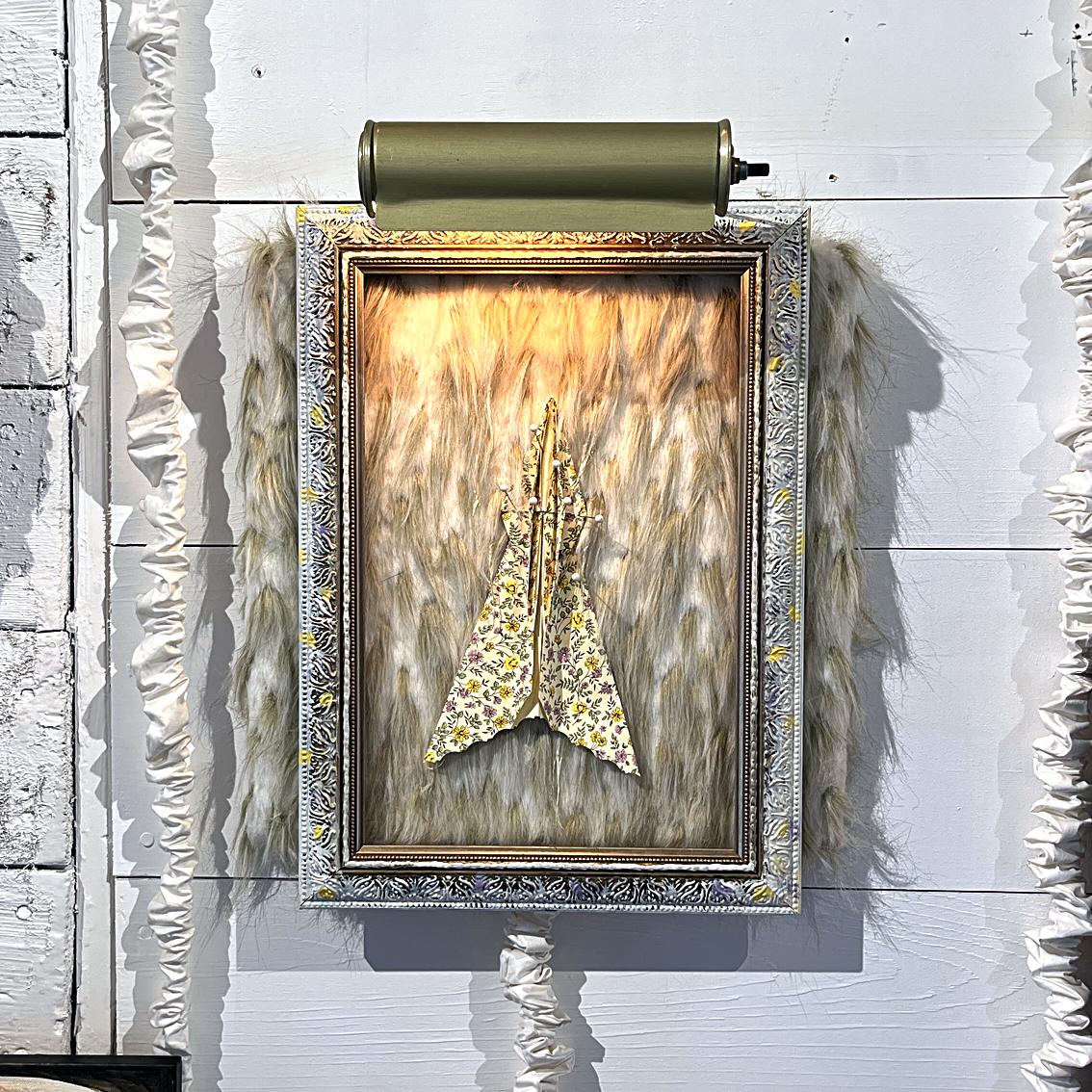 « Specimen », cadre avec lampe électrique, fausse fourrure, papier, épingles, sur carton - Assemblage Sculpture par Heather Nicol