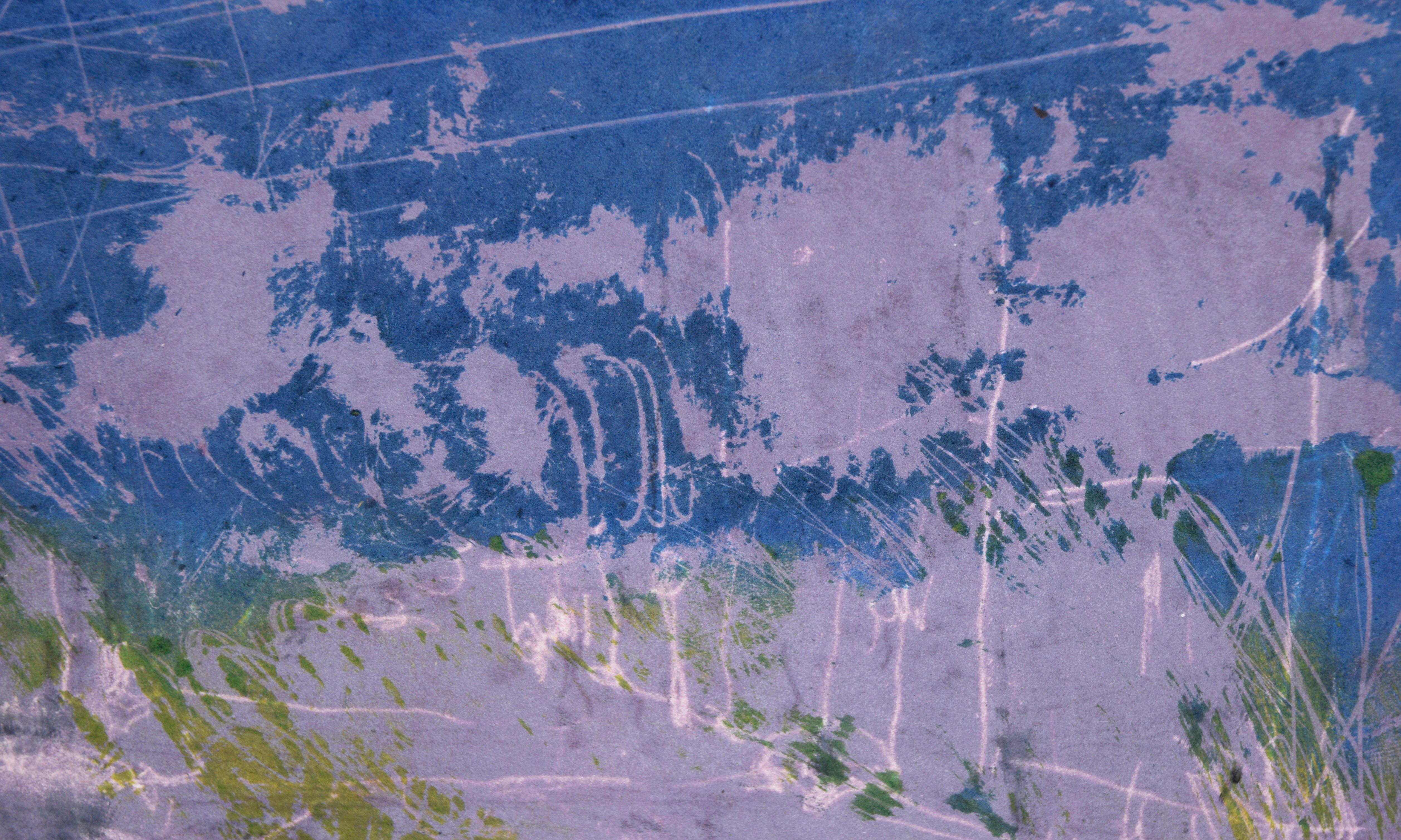 Abstrakte Stadtlandschaft – Transfer-Monotypie in Öl auf Papier

Original-Transfer-Monotypie der kalifornischen Künstlerin Heather Speck (Amerikanerin, 20. Jh.). Eine abstrahierte Straßenszene ist in Dunkelblau, Lila und Grün dargestellt. Der Himmel