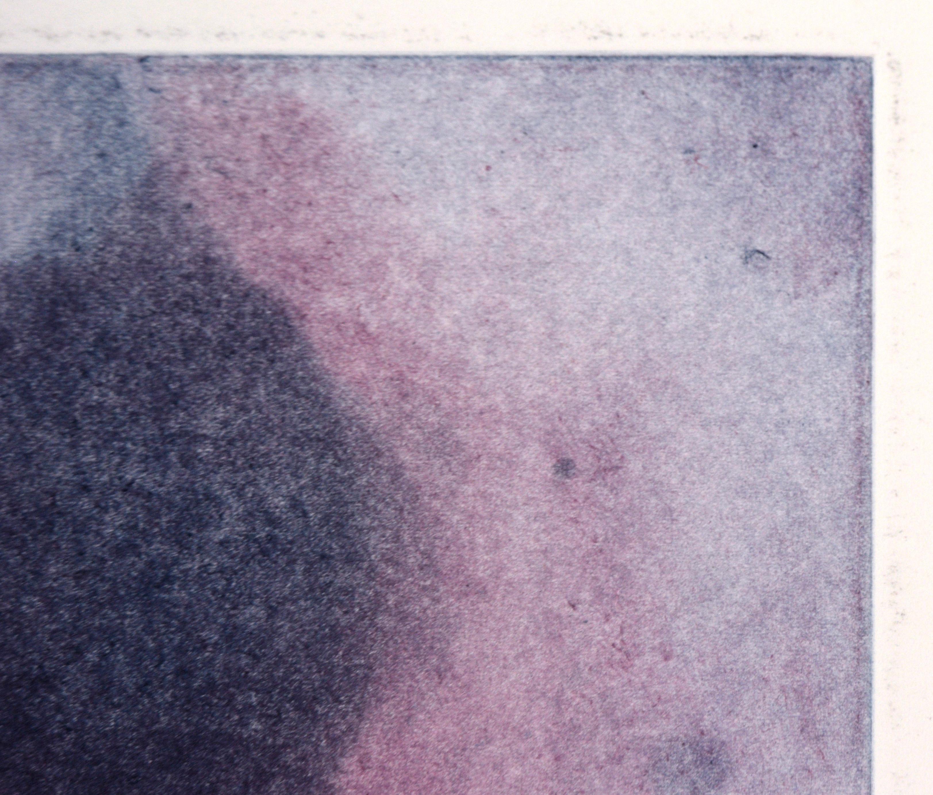 Lavendel Nebula – Transfer-Monogramm in Öl auf Papier

Original handgemalte und übertragene Monotypie der kalifornischen Künstlerin Heather Speck (Amerikanerin, 20. Jh.). Schichten von Blau, Violett und Magenta bilden eine abstrakte Form, die an