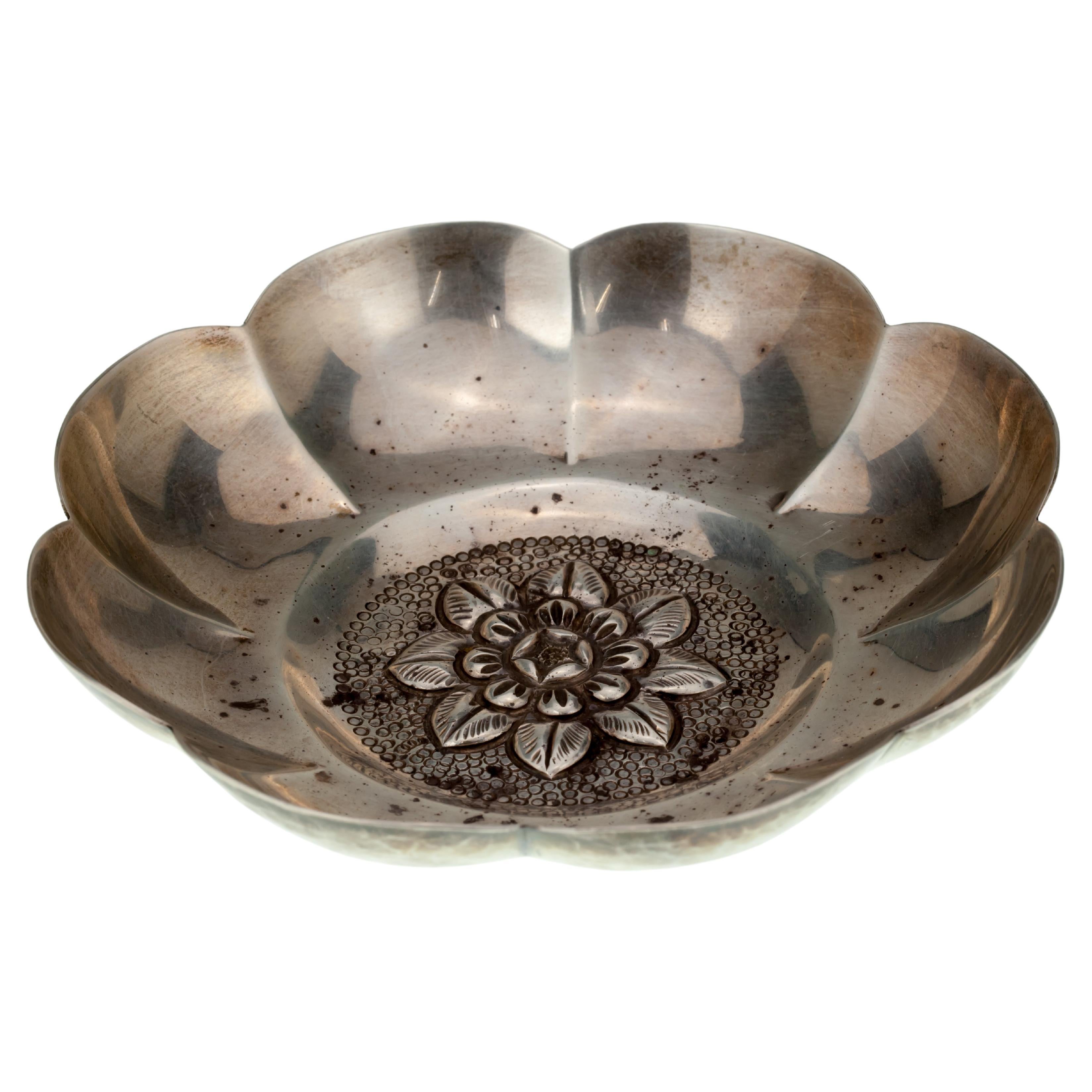 Beau plat à bonbons vintage en argent sterling repoussé avec fleurs Heather en vente