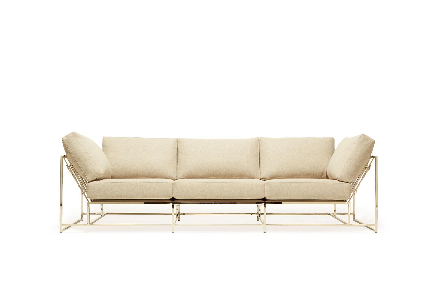 Das Inheritance Sofa von Stephen Kenn ist ebenso bequem wie einzigartig. Das Design zeichnet sich durch eine exponierte Konstruktion aus, die aus drei Elementen besteht - einem Stahlrahmen, einer weichen Polsterung und stützenden Gurten. Der tiefe