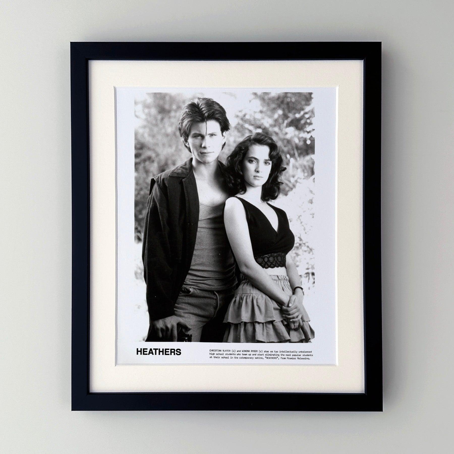 Photo publicitaire originale de 8x10 inches pour Heathers (1989) avec Winona Ryder et Christian Slater.

Les photos de publicité (film/production) ont été créées pour aider les studios à promouvoir leurs nouveaux films. Les photos ont été incluses