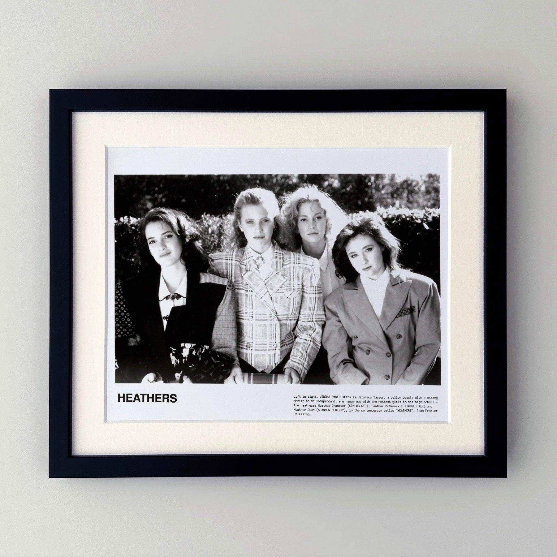Fotograma publicitario original de 8x10 pulgadas de la película Heathers (1989) protagonizada por Winona Ryder y Christian Slater.

Los fotogramas publicitarios (película/producción) se crearon para ayudar a los estudios a promocionar sus nuevas