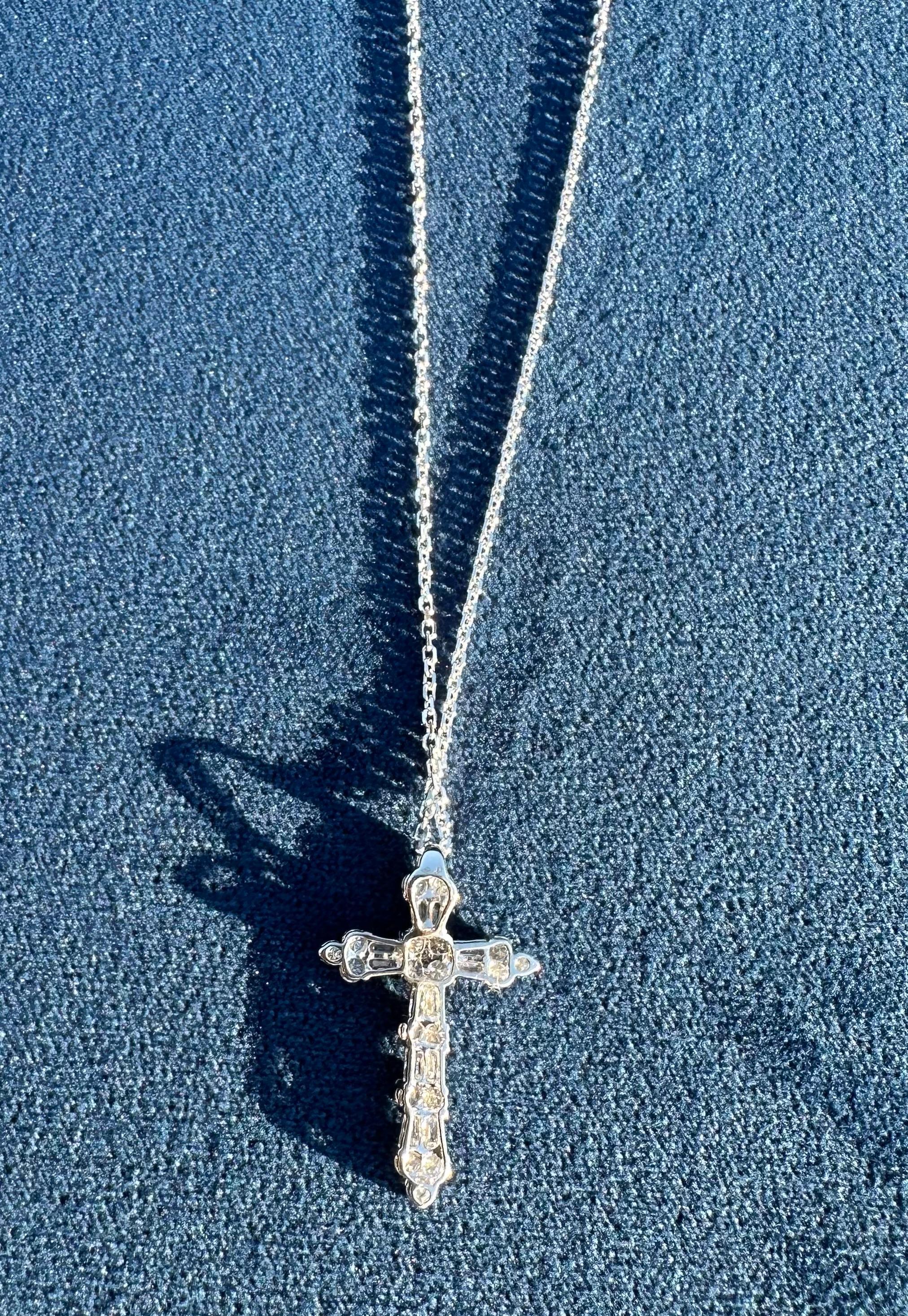 Taille baguette Pendentif croix du ciel en or blanc 18 carats avec diamants baguettes et ronds sur chaîne en vente