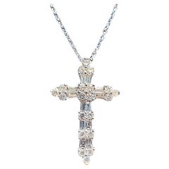 Pendentif croix du ciel en or blanc 18 carats avec diamants baguettes et ronds sur chaîne
