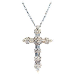 Heavenly 18 Karat Weißgold Baguette- und runder Diamant-Kreuz-Anhänger an Kette mit Kreuzanhänger