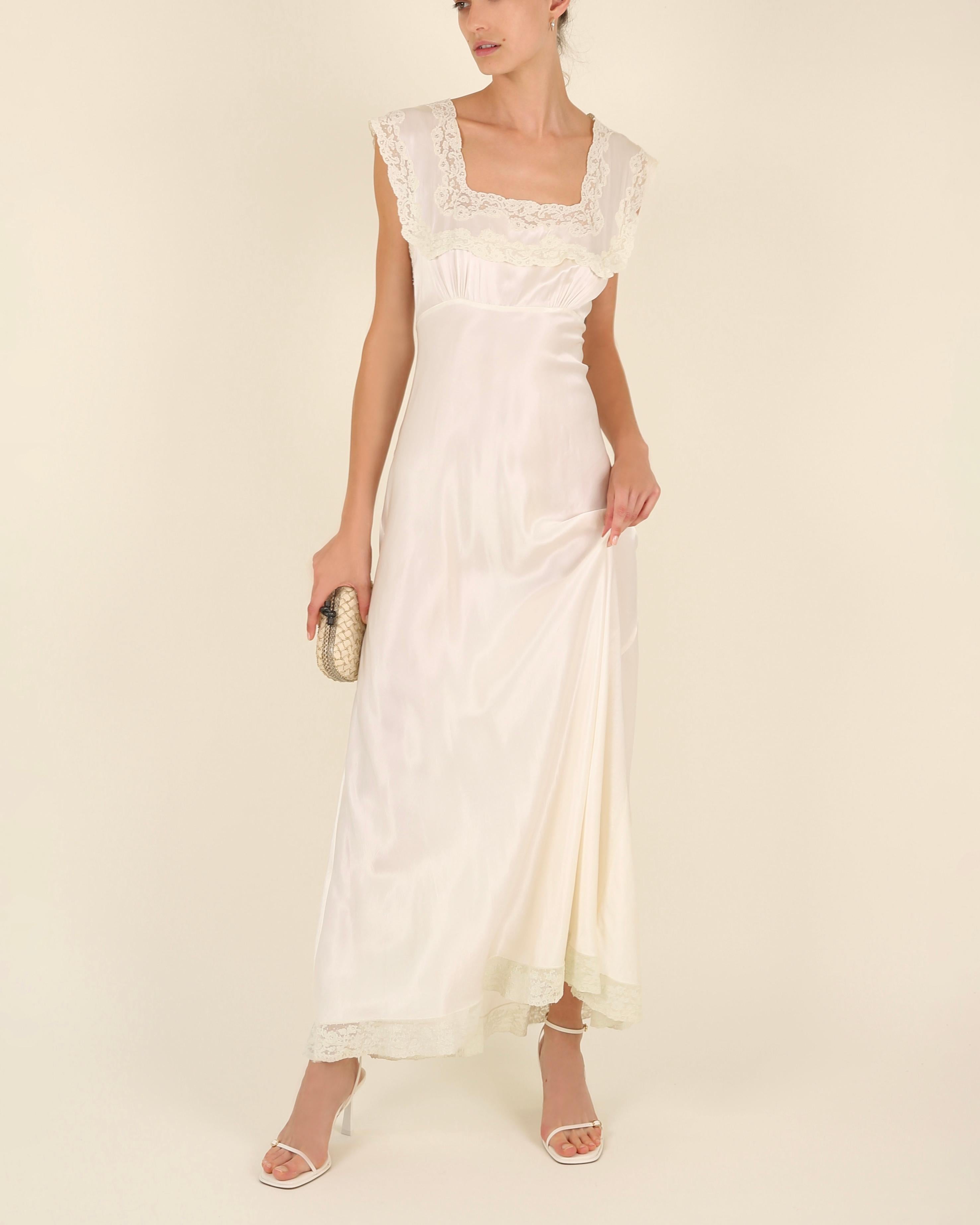 An absolutely beautiful and very rare night gown by Heavenly Fischer from the 1940's. Perfect to wear either out in an evening with a pair of high heels/ flat sandals or as a night gown about the house as intended. It would also be perfect for a