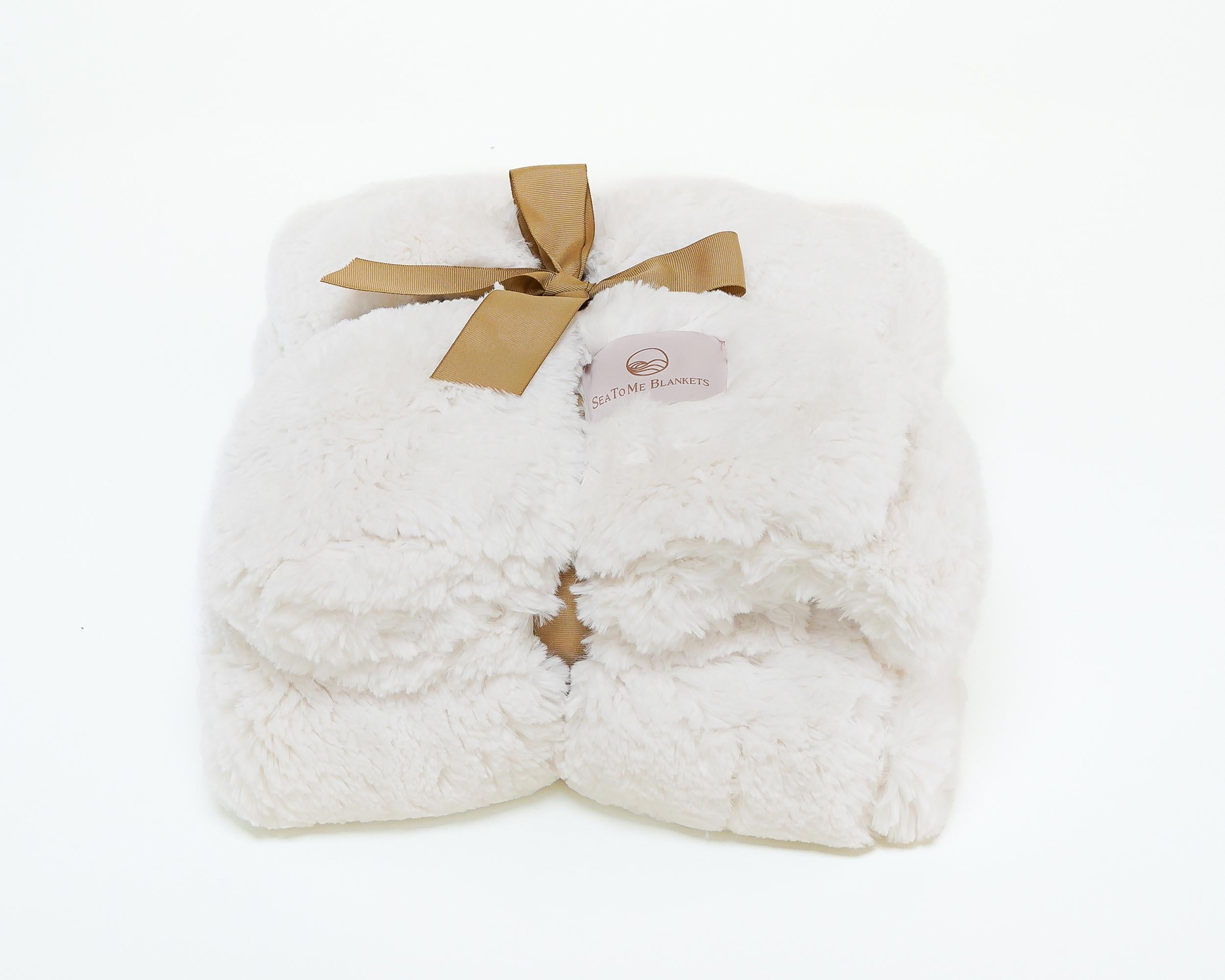 Hand-Crafted Heavenly Hermosa Heavyweight Blanket in Ivory by Sea to Me For Sale