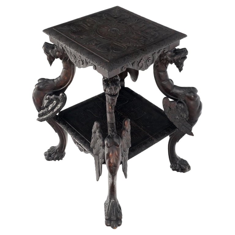 Table de support à deux étages sculptée avec motif de dragon asiatique  japonais fortement sculpté En vente sur 1stDibs
