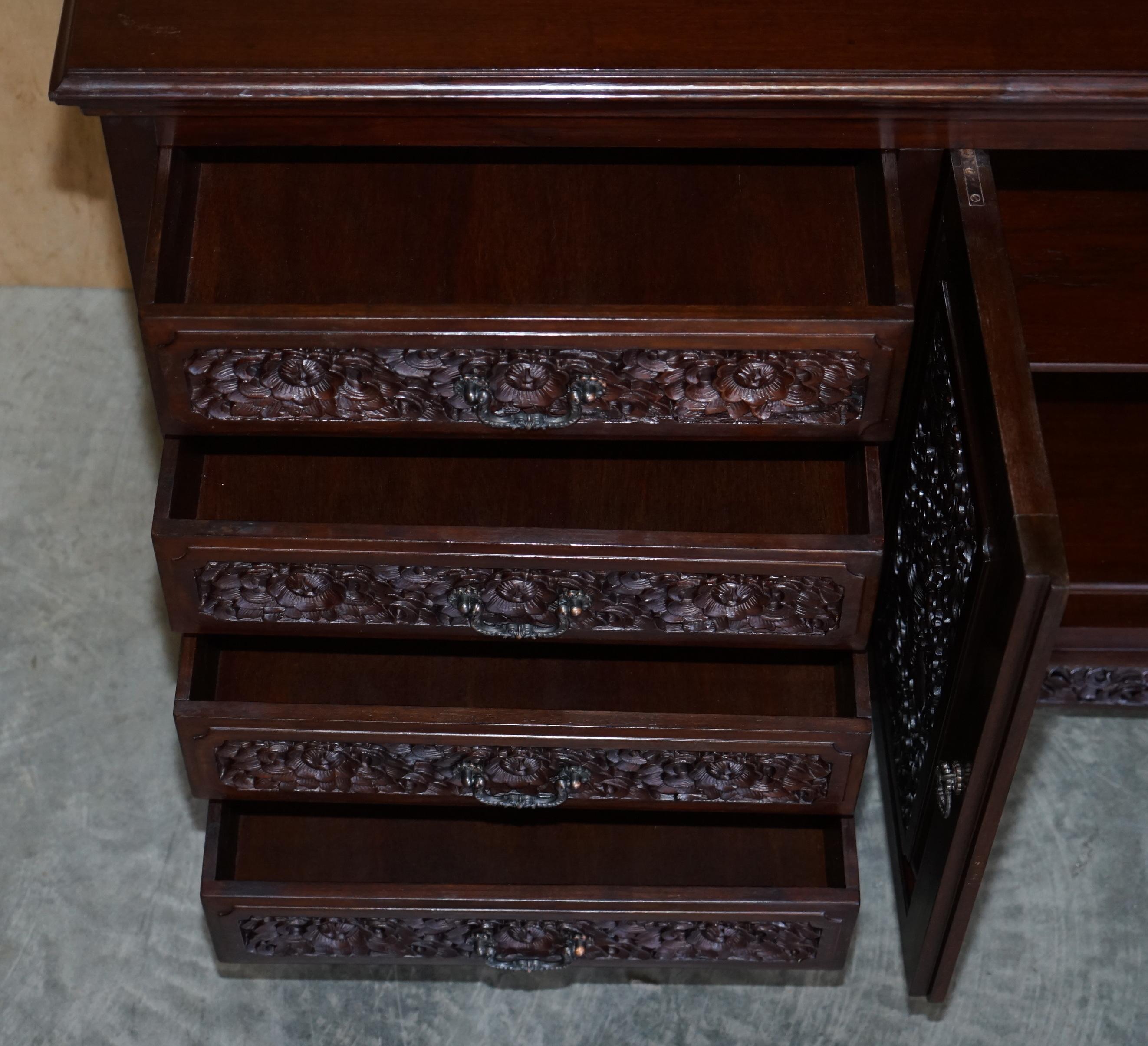 Aparador grande de madera noble india muy tallada con decoración de flores y pavos reales en venta 12
