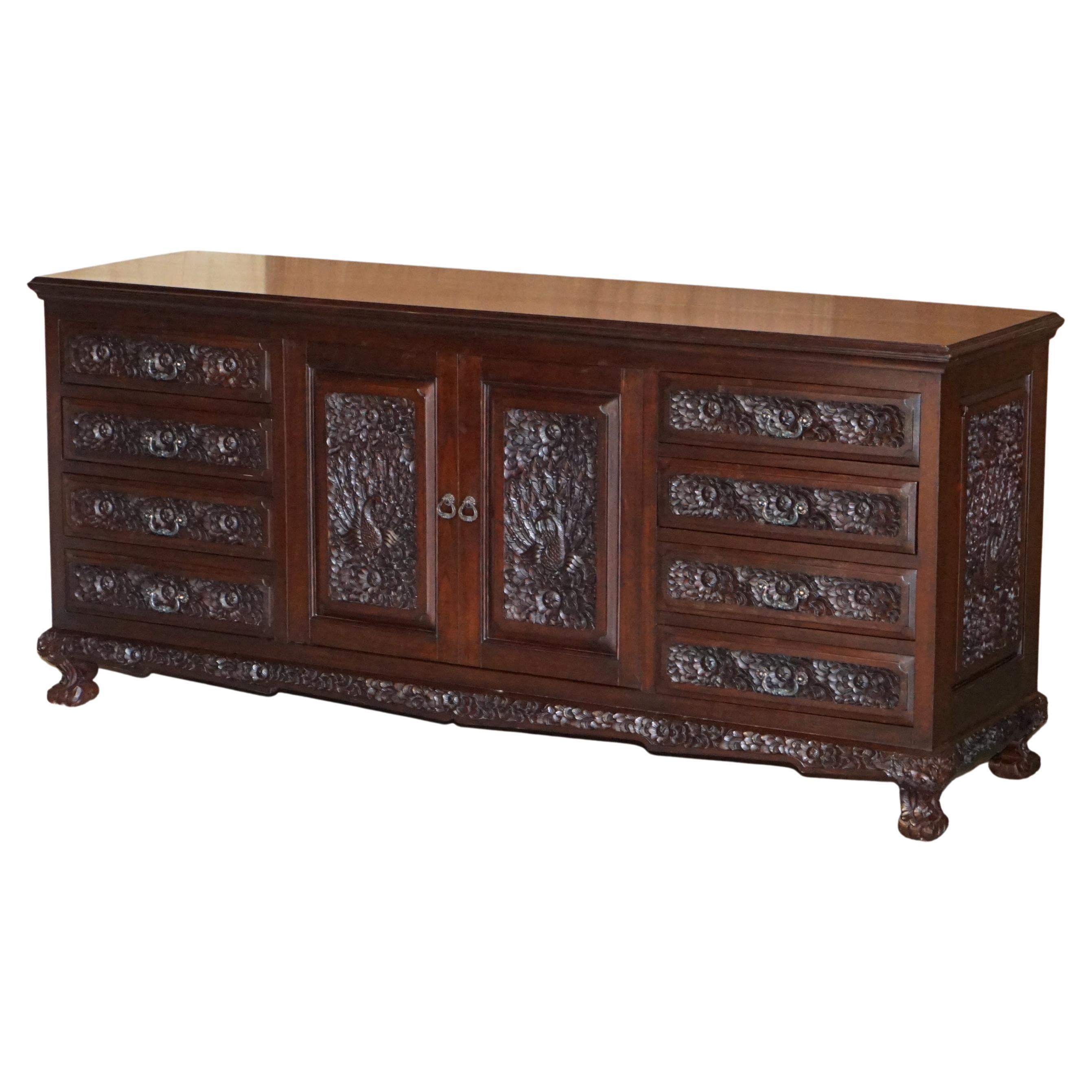 Aparador grande de madera noble india muy tallada con decoración de flores y pavos reales en venta