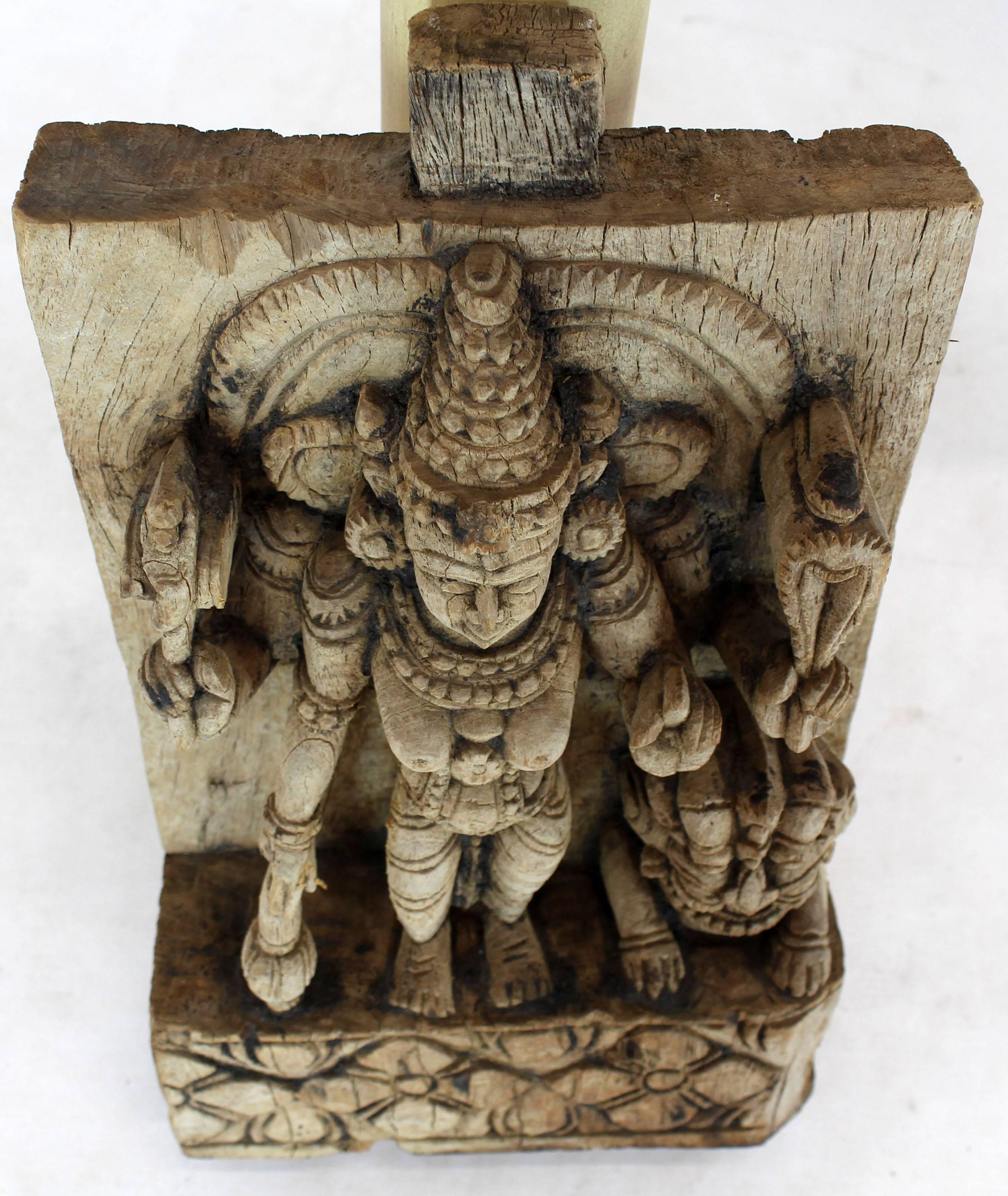 Schwer geschnitzte Plakette der alten indischen Göttin (Versteinertes Holz) im Angebot