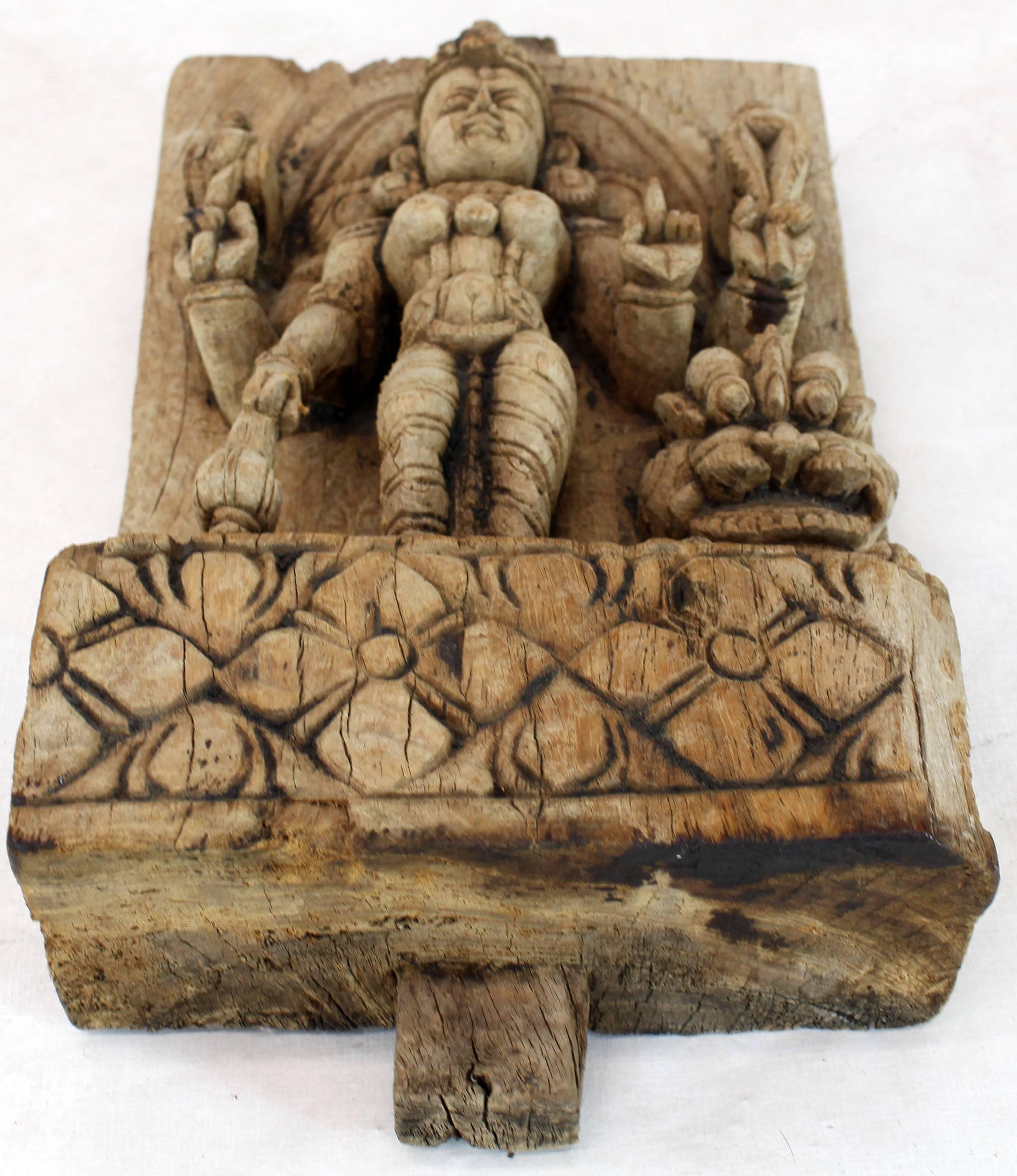 Schwer geschnitzte Plakette der alten indischen Göttin im Angebot 1