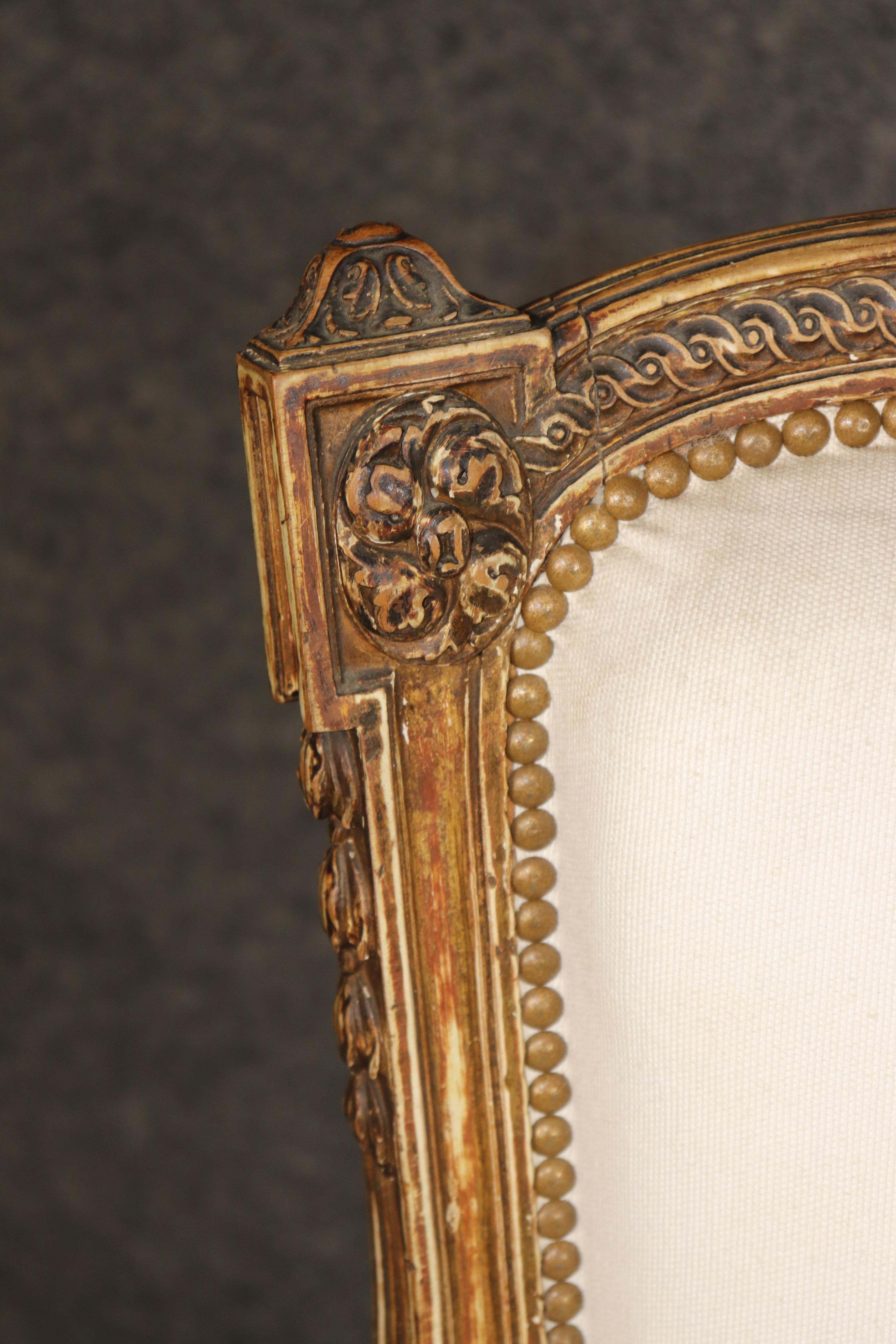 Paire de fauteuils français signés Maison Jansen, peints en relief et lourdement sculptés en vente 5