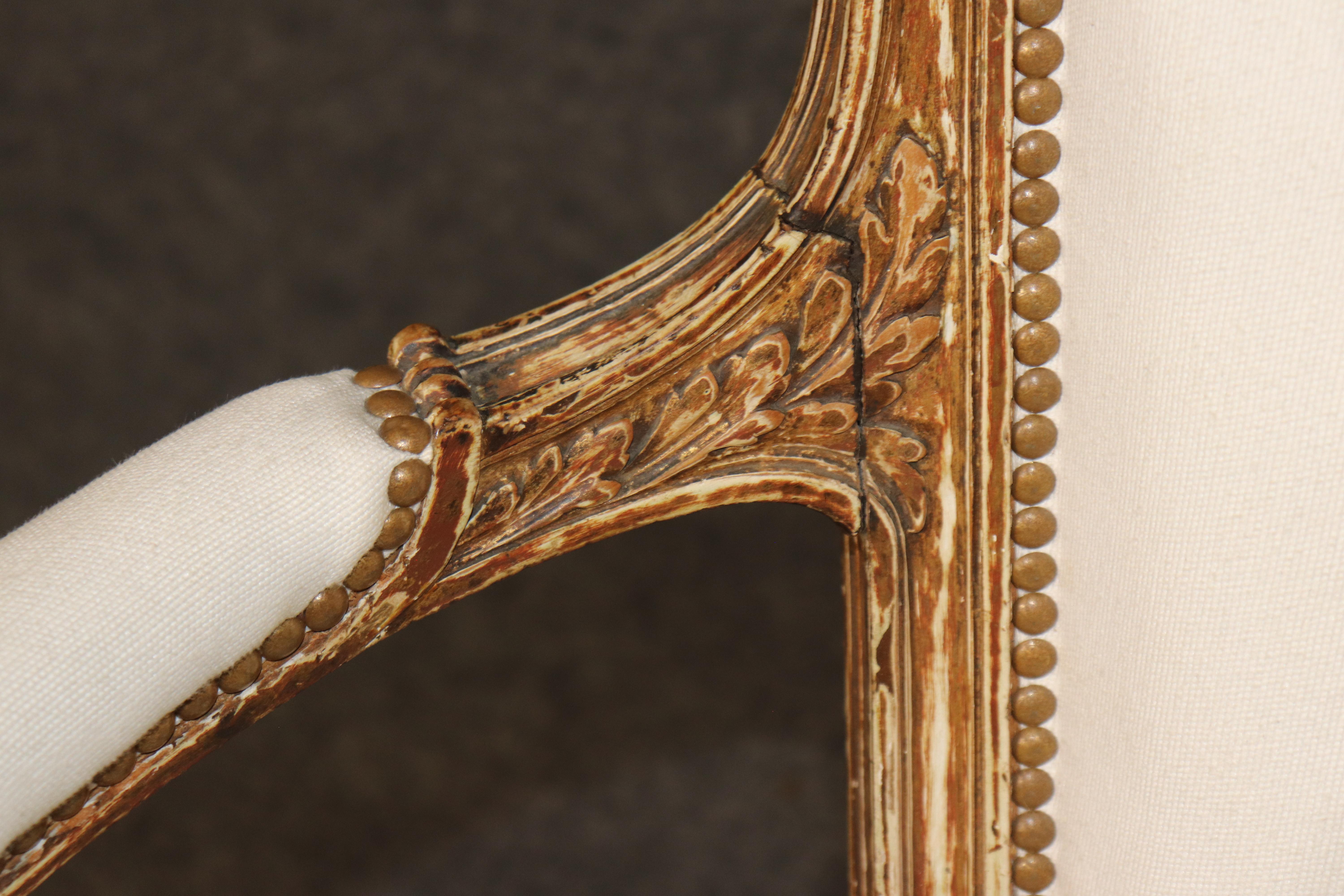 Paire de fauteuils français signés Maison Jansen, peints en relief et lourdement sculptés en vente 7