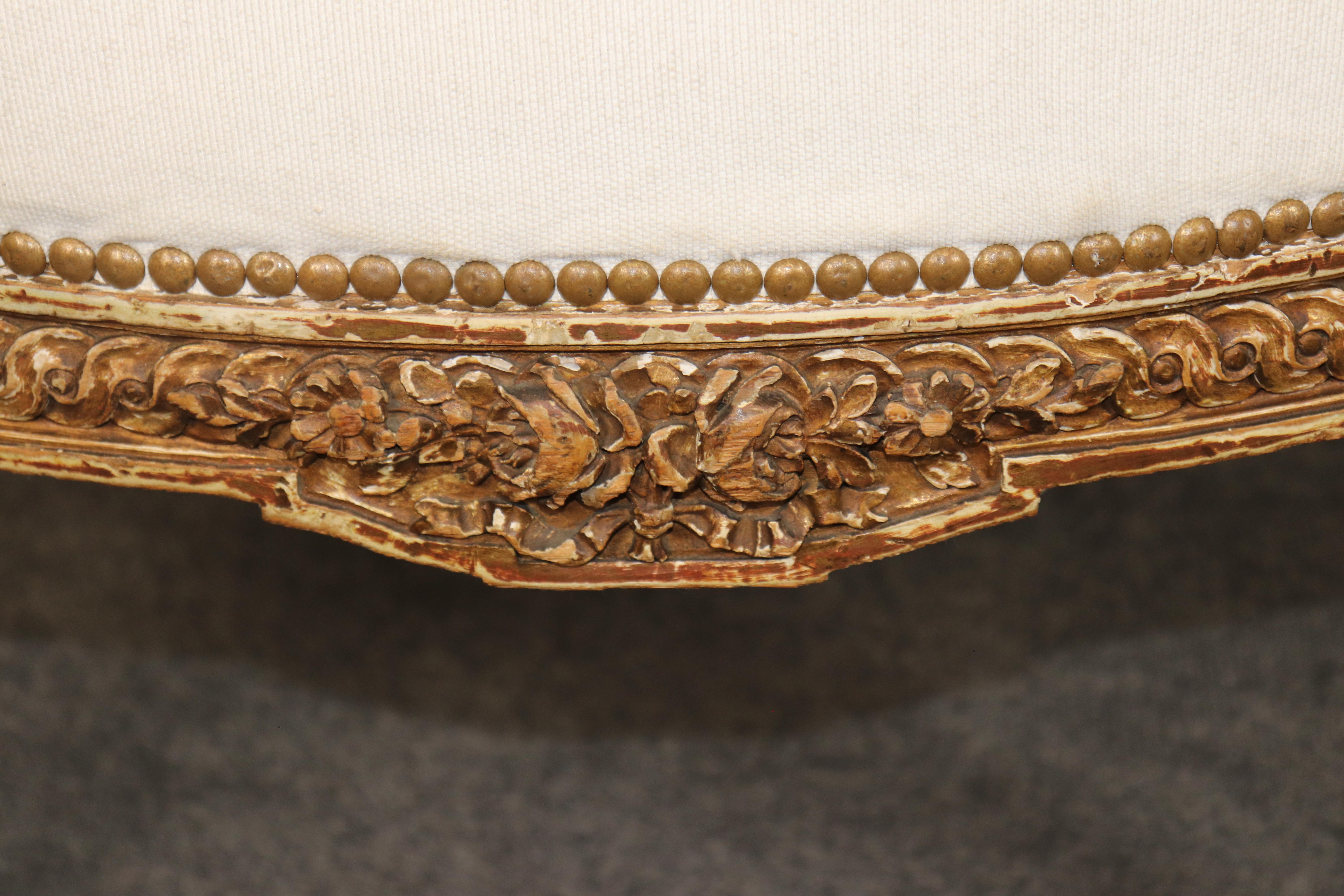 Paire de fauteuils français signés Maison Jansen, peints en relief et lourdement sculptés en vente 8