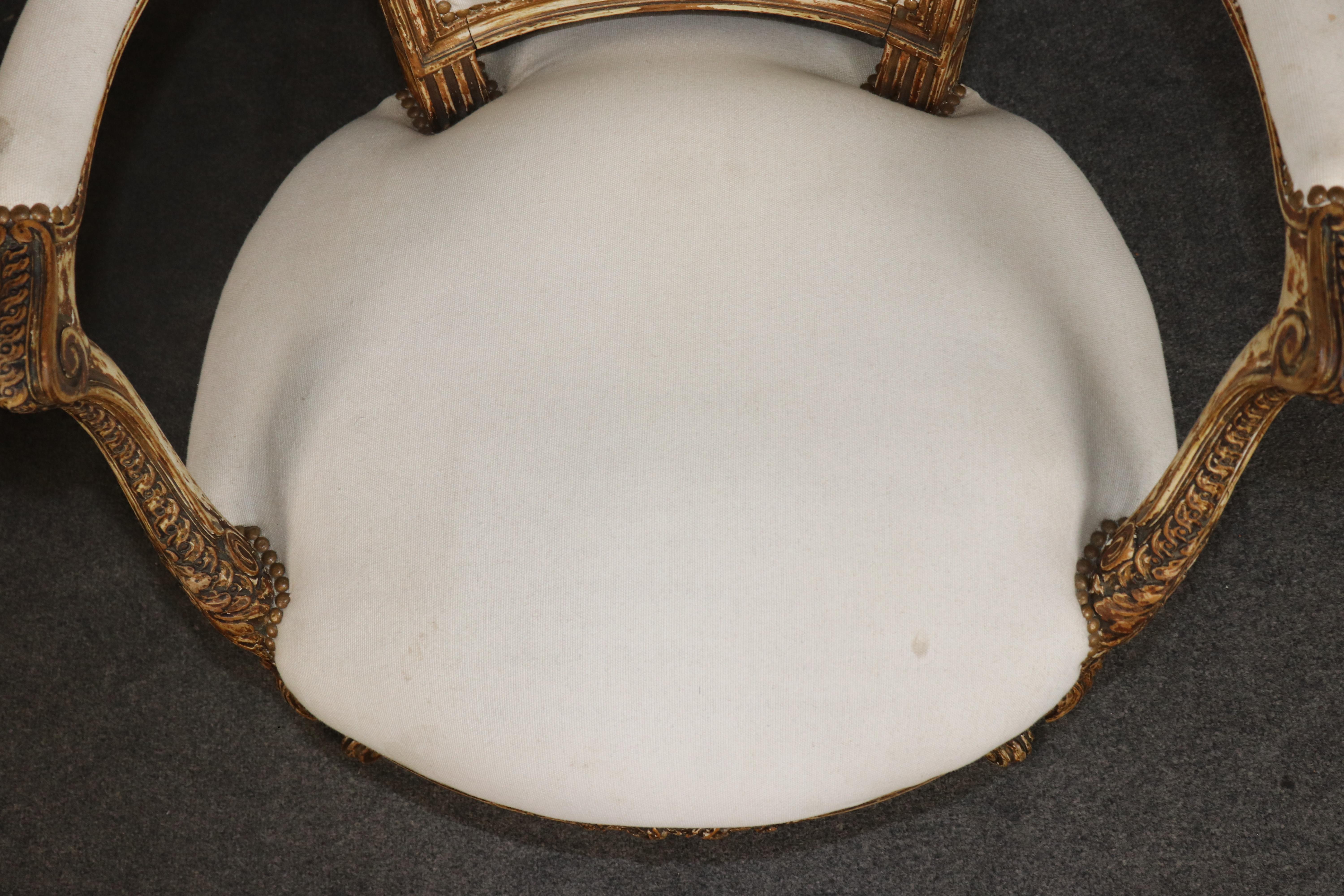 Paire de fauteuils français signés Maison Jansen, peints en relief et lourdement sculptés en vente 9
