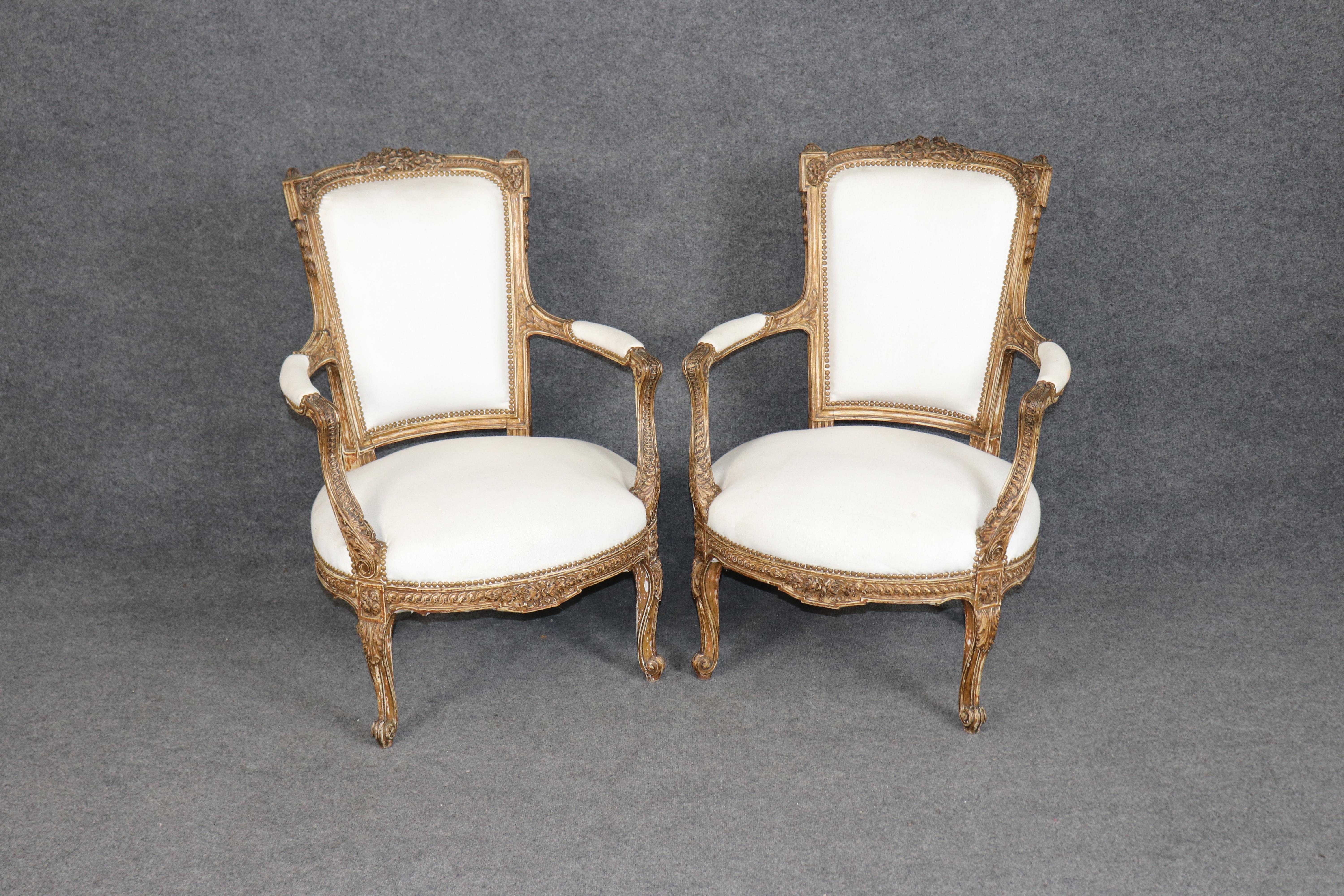 Cette exquise paire de fauteuils français de style Louis XV signés Maison Jansen, fabriqués dans les années 1920, illustre la maîtrise de la maison de design parisienne en matière de renouveau classique et d'intérieurs luxueux. Chaque chaise est