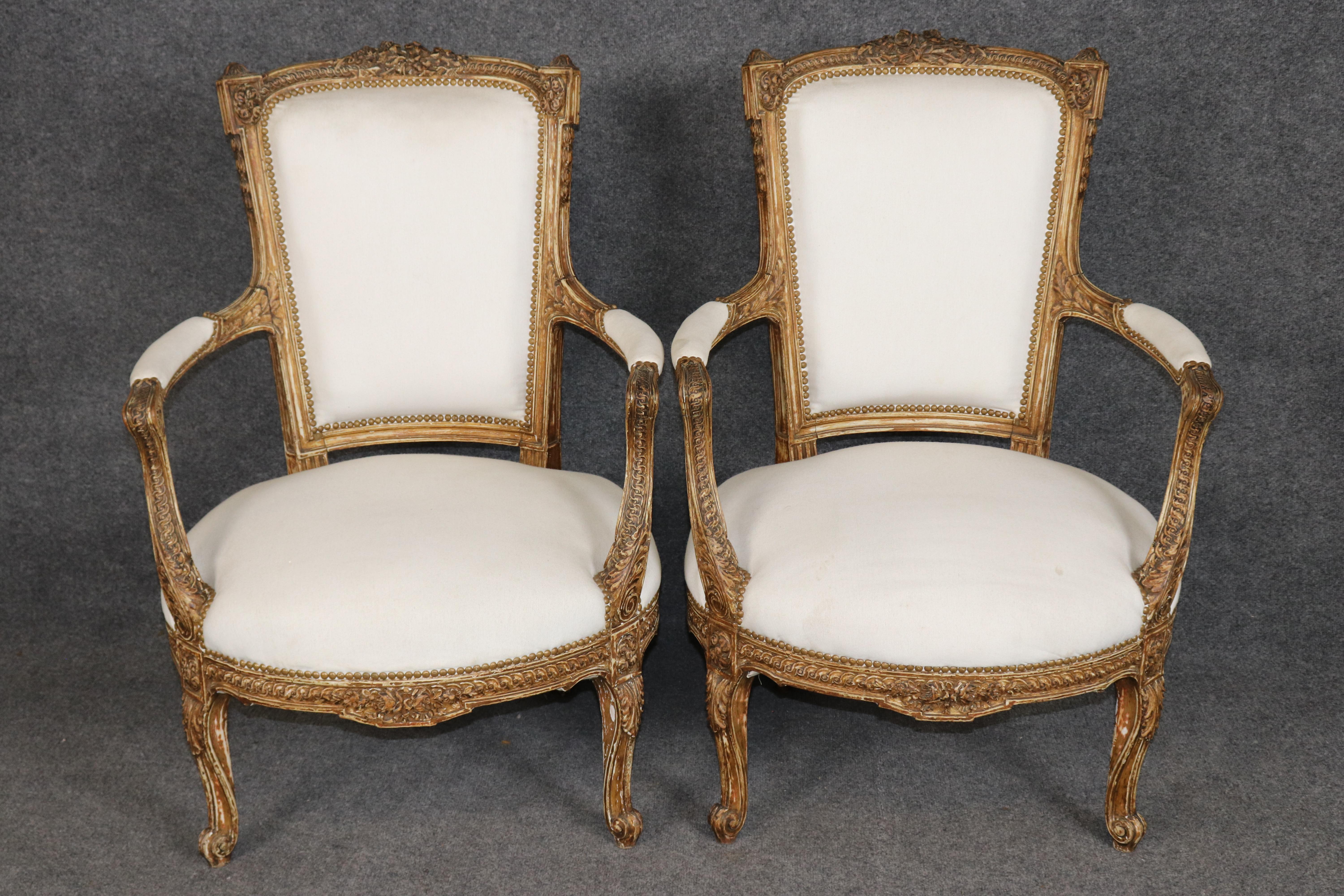 Louis XV Paire de fauteuils français signés Maison Jansen, peints en relief et lourdement sculptés en vente