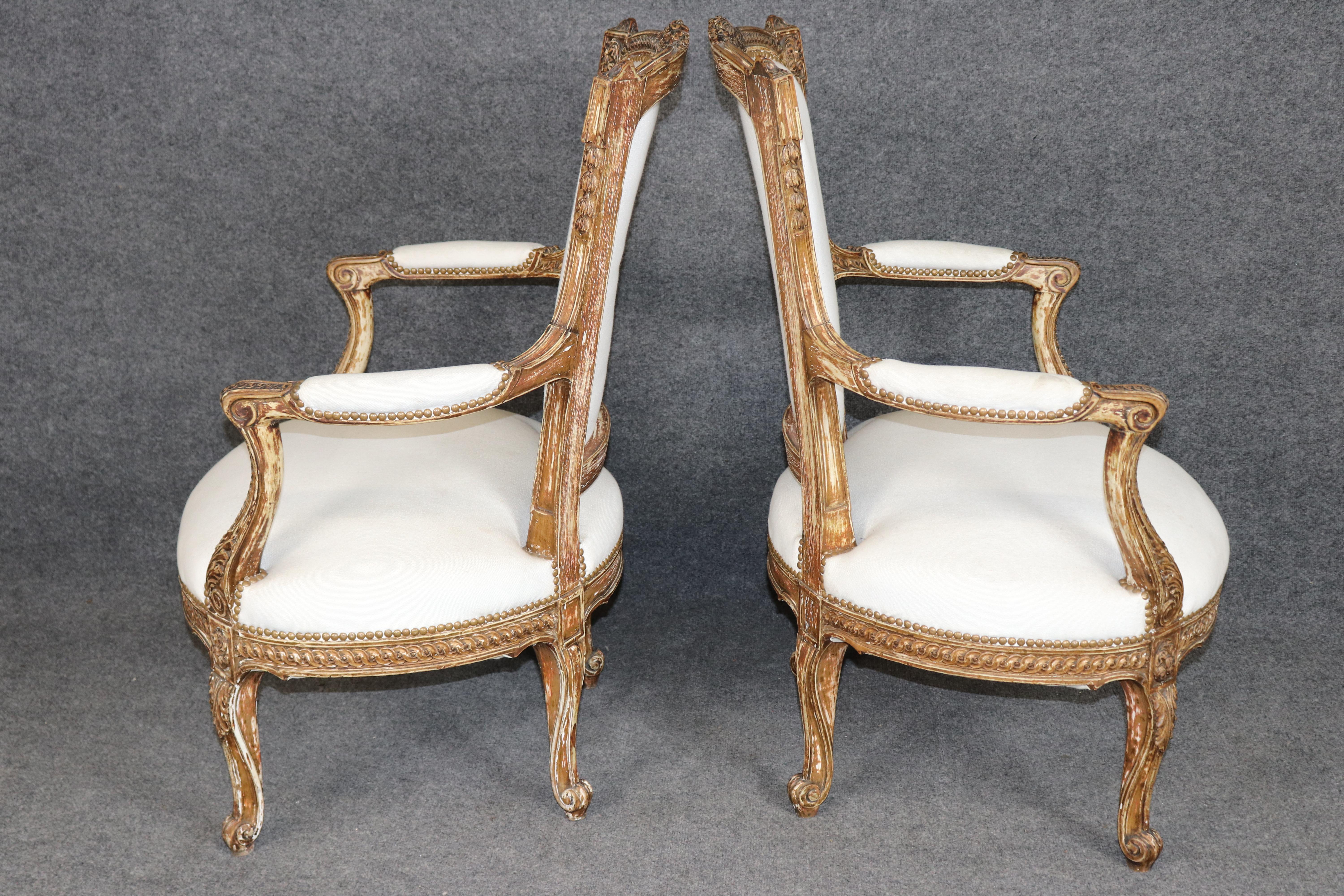 Français Paire de fauteuils français signés Maison Jansen, peints en relief et lourdement sculptés en vente