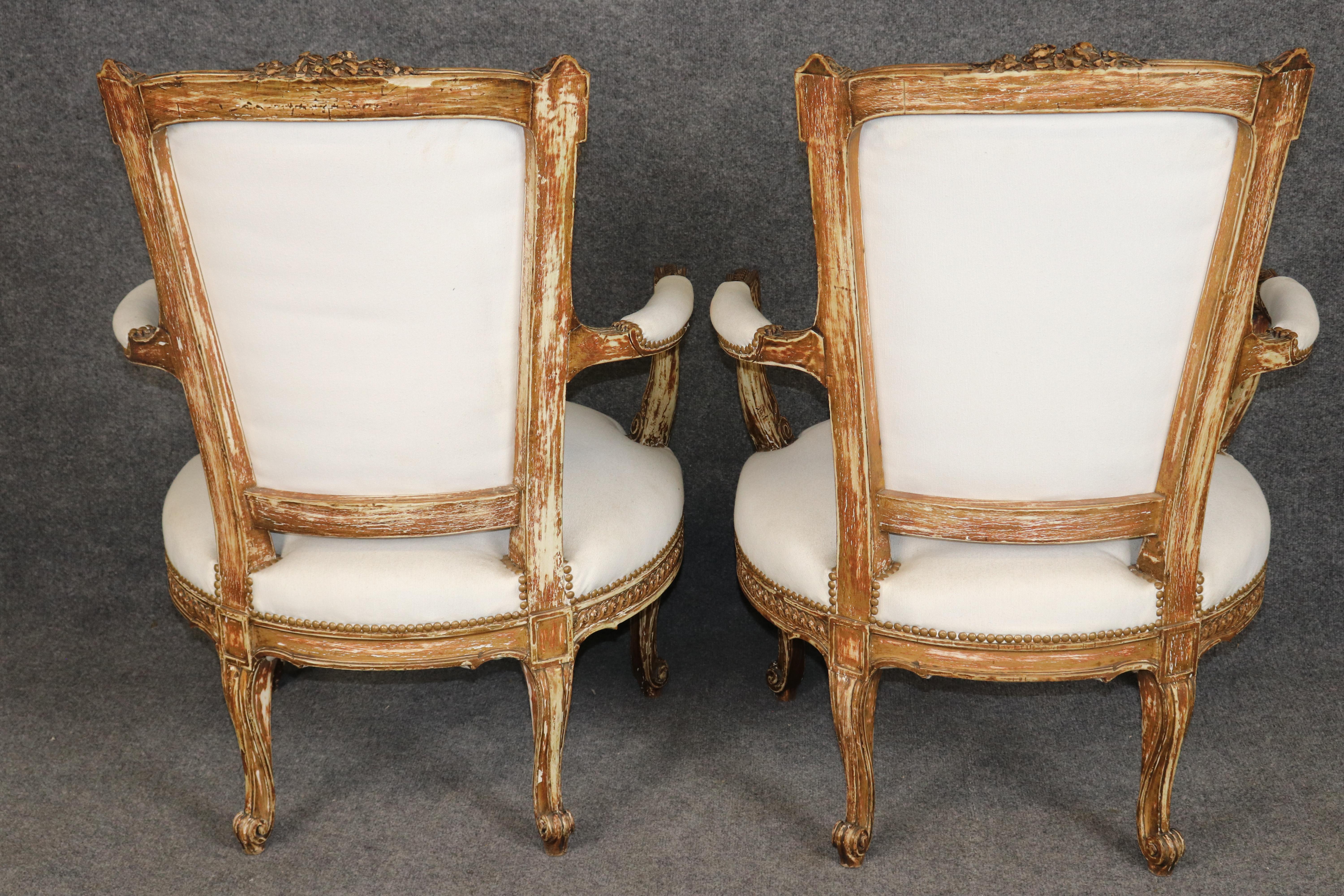 Paire de fauteuils français signés Maison Jansen, peints en relief et lourdement sculptés Bon état - En vente à Swedesboro, NJ
