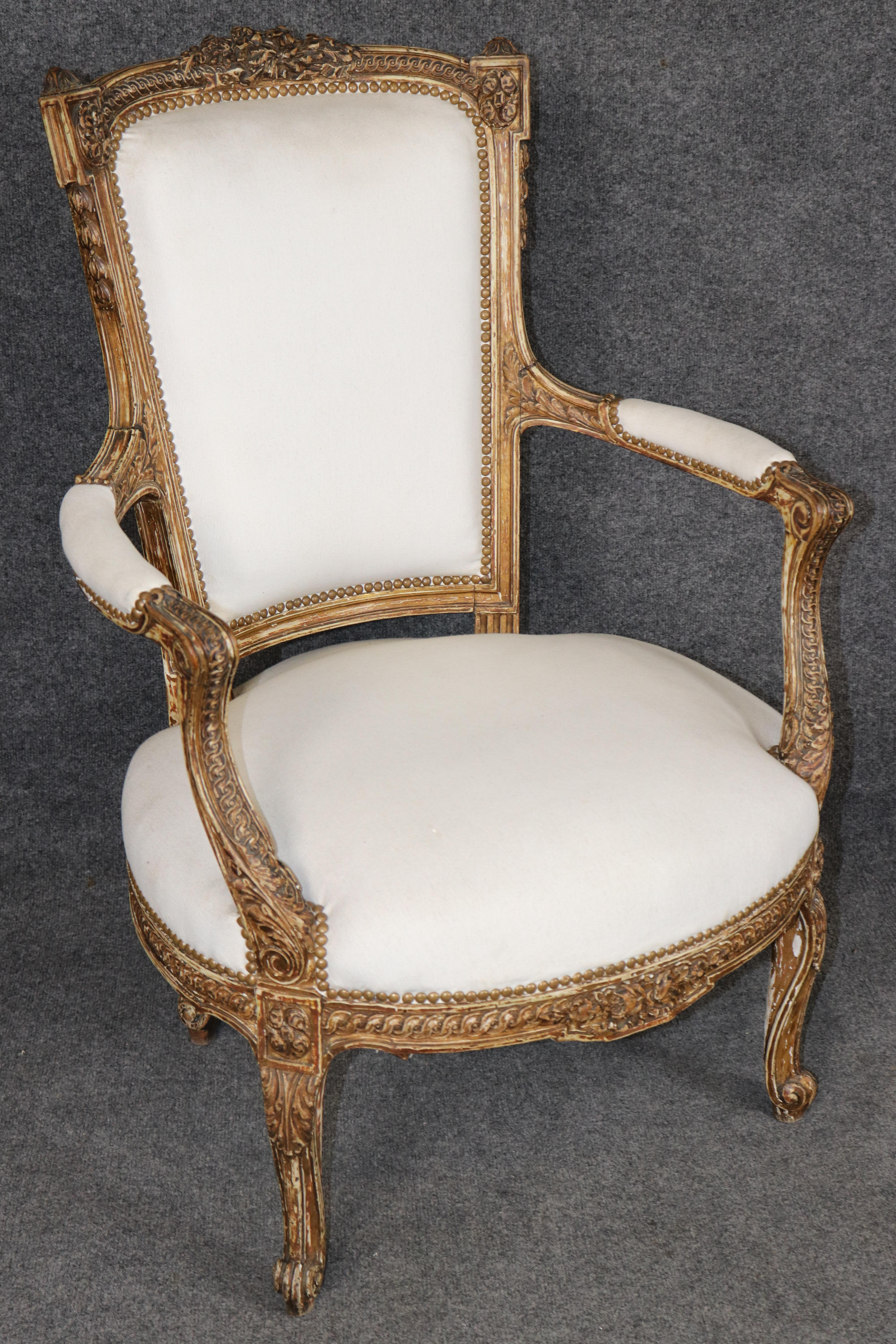 Noyer Paire de fauteuils français signés Maison Jansen, peints en relief et lourdement sculptés en vente