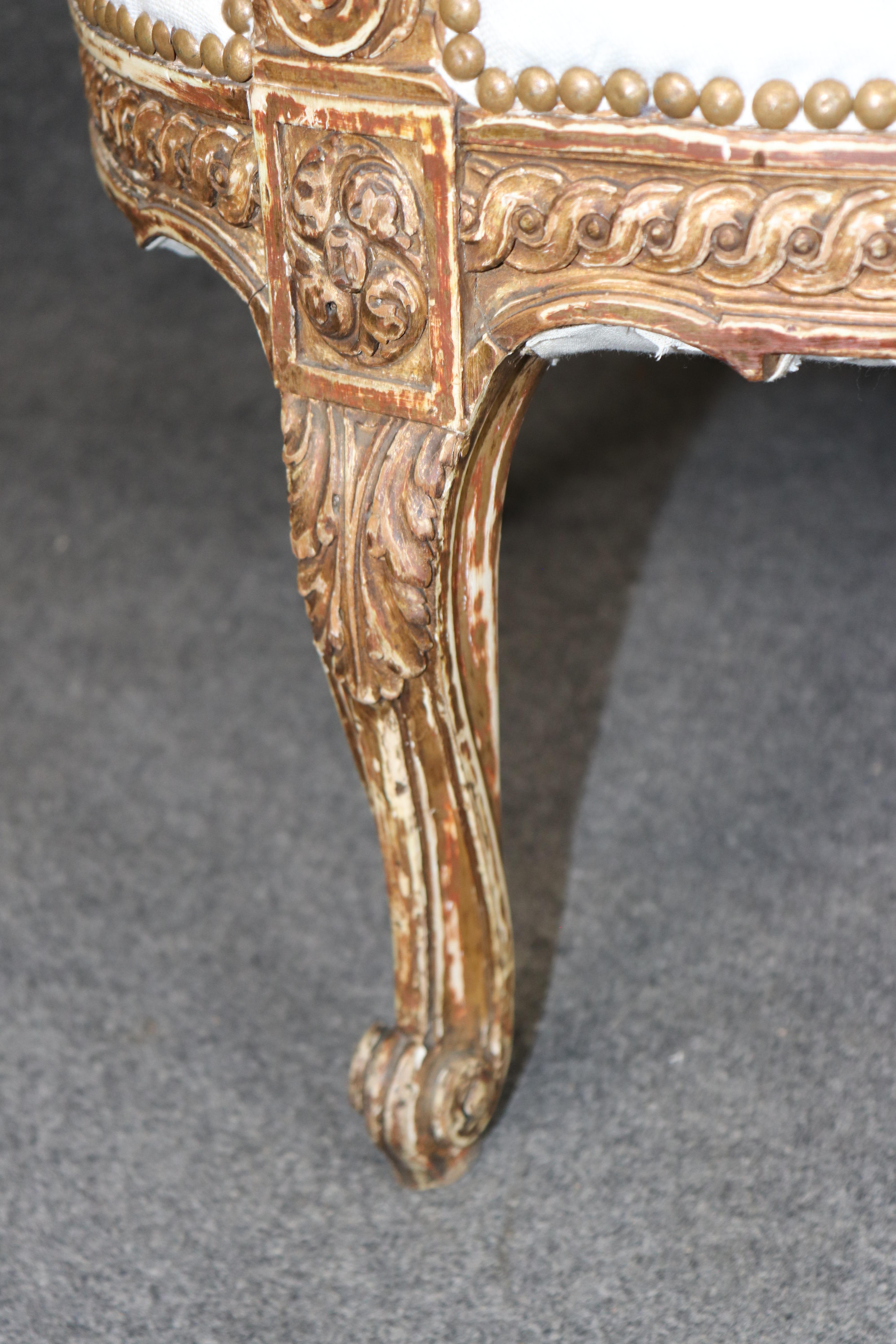 Paire de fauteuils français signés Maison Jansen, peints en relief et lourdement sculptés en vente 1