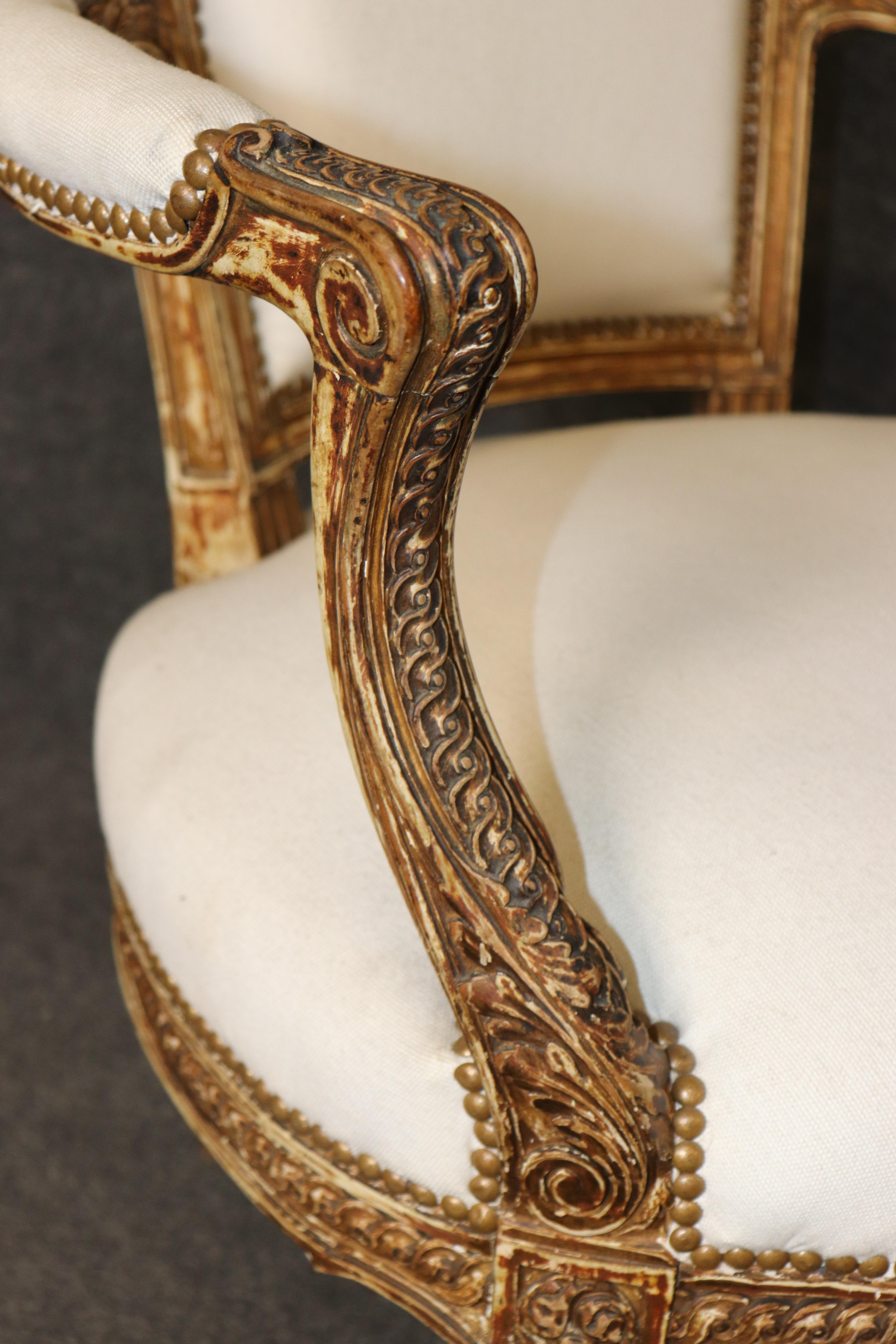 Paire de fauteuils français signés Maison Jansen, peints en relief et lourdement sculptés en vente 2