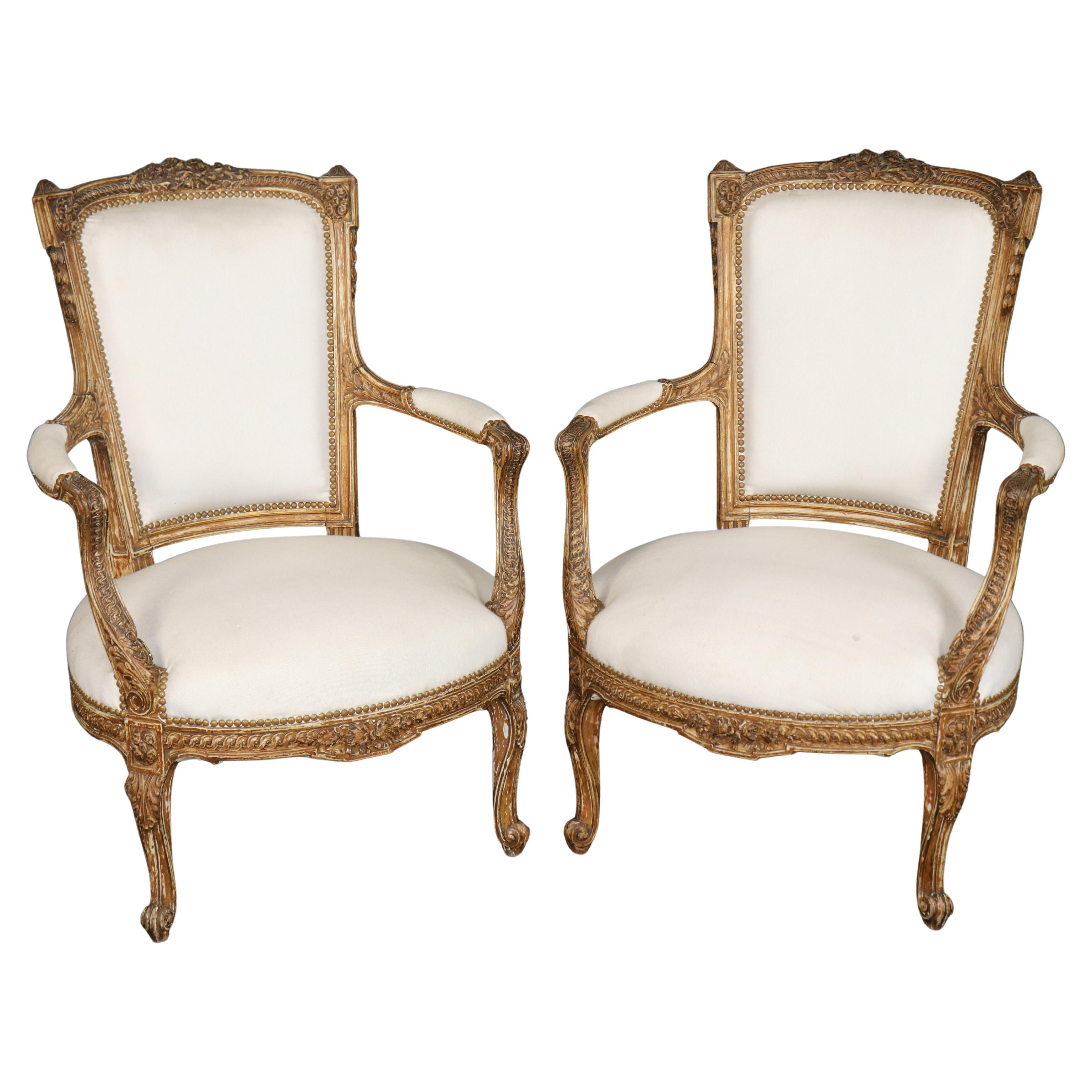 Paire de fauteuils français signés Maison Jansen, peints en relief et lourdement sculptés en vente