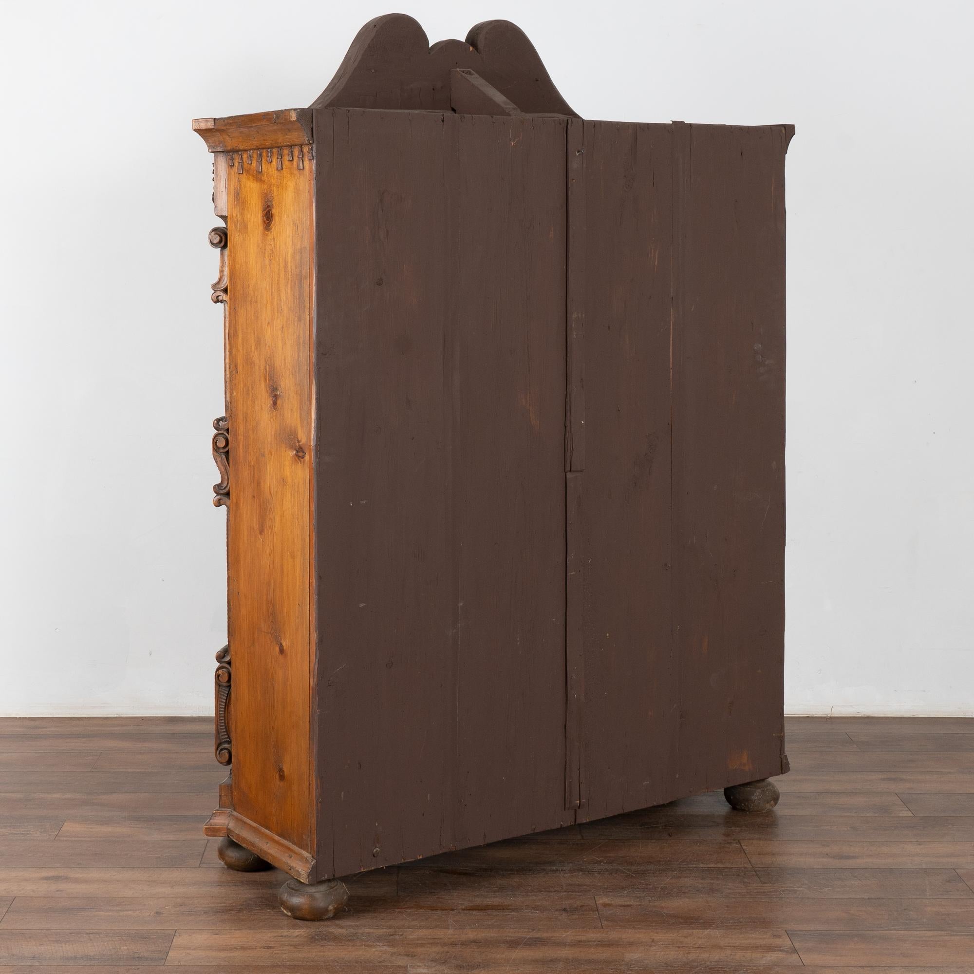 Armoire in pino pesantemente intagliato proveniente dall'Austria, datato 1815 in vendita 3