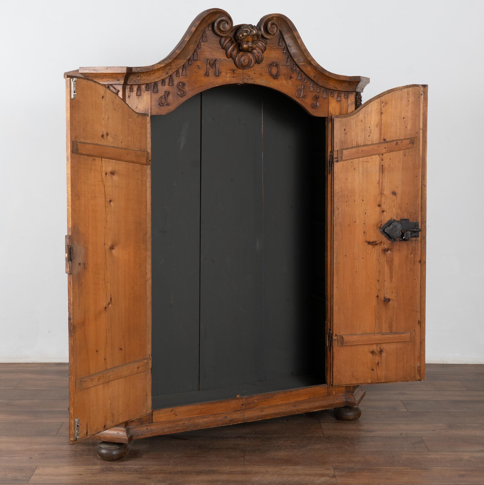Barocco Armoire in pino pesantemente intagliato proveniente dall'Austria, datato 1815 in vendita