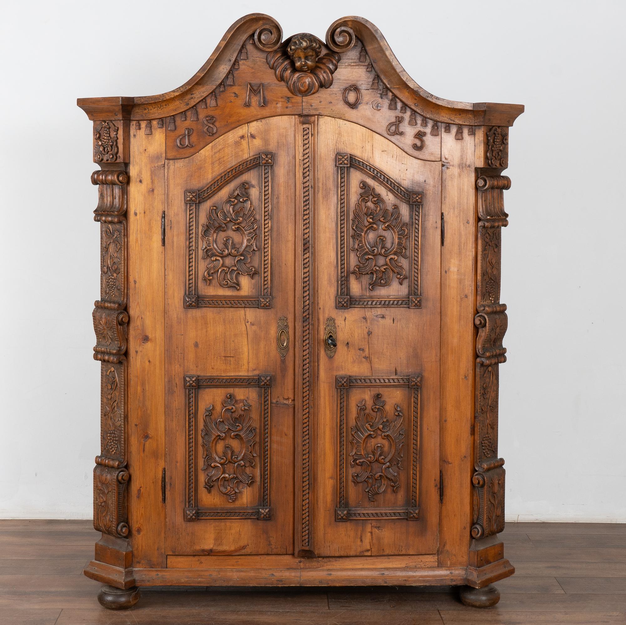 Austriaco Armoire in pino pesantemente intagliato proveniente dall'Austria, datato 1815 in vendita