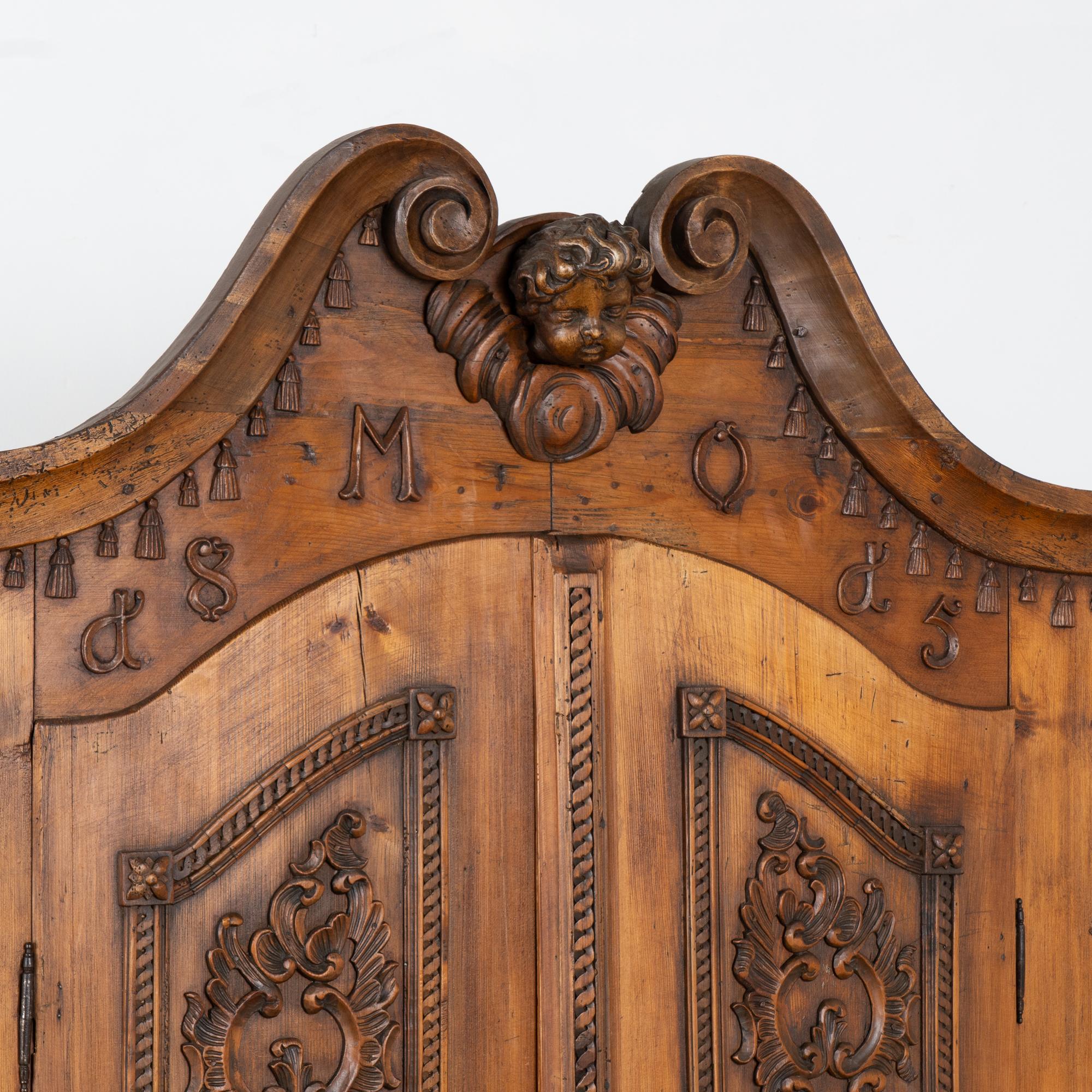 Armoire in pino pesantemente intagliato proveniente dall'Austria, datato 1815 In condizioni discrete in vendita a Round Top, TX