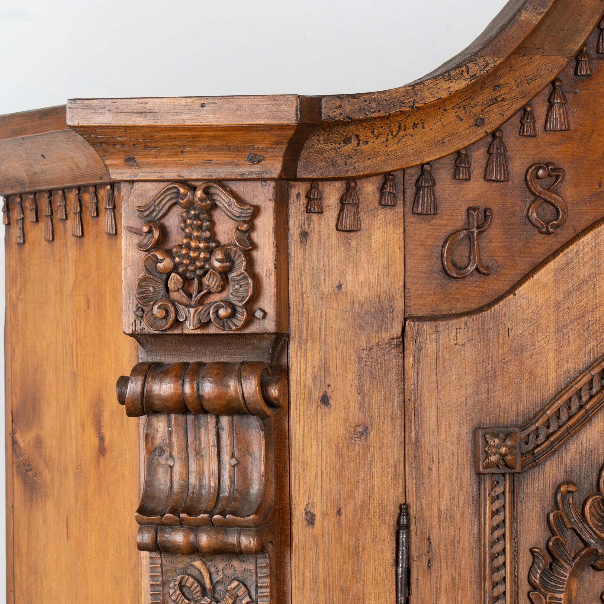 Pino Armoire in pino pesantemente intagliato proveniente dall'Austria, datato 1815 in vendita